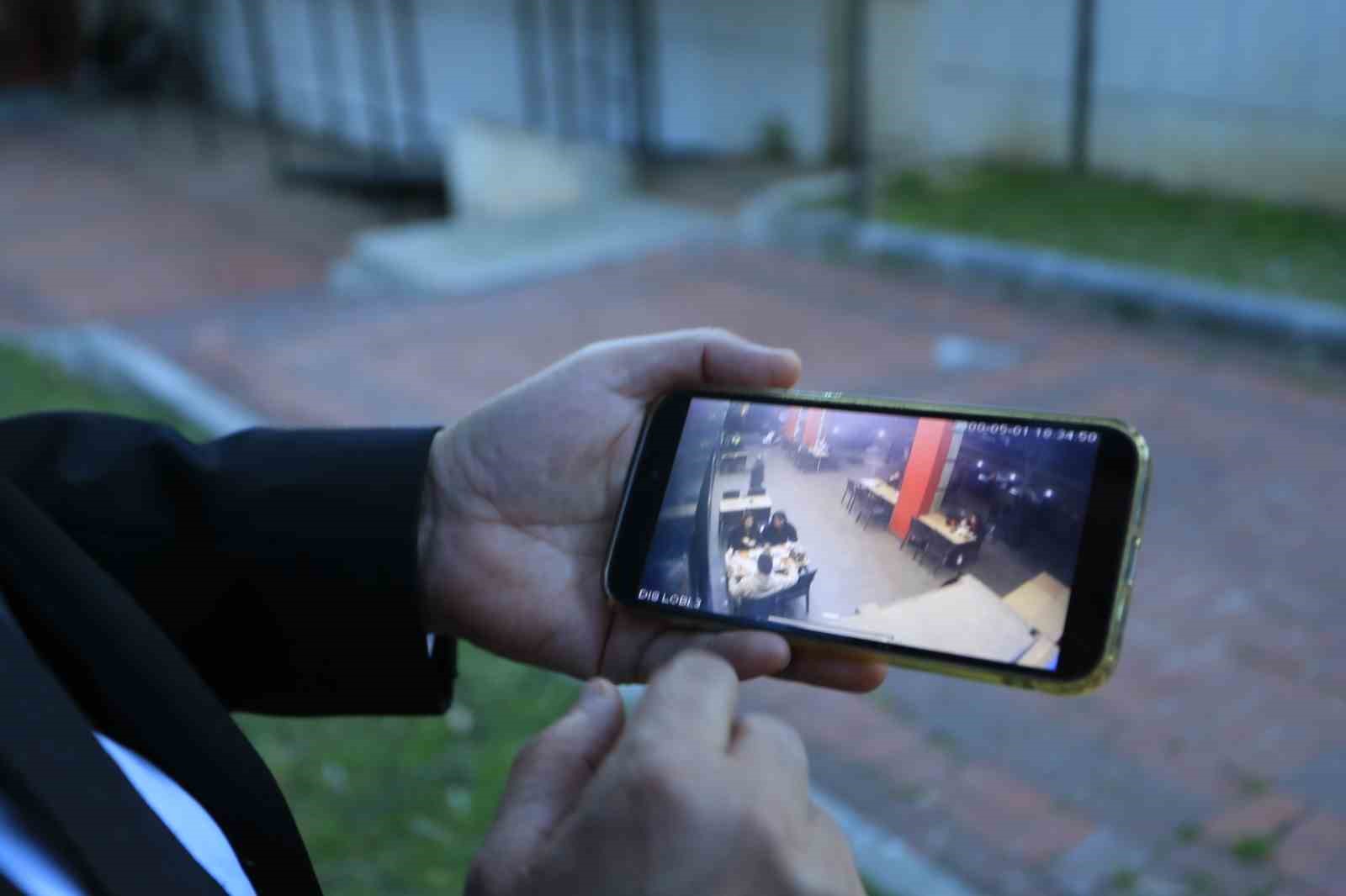 Hiç tanımadıkları genci "Neden bakıyorsun" diye darp edip burnunu kırdılar
