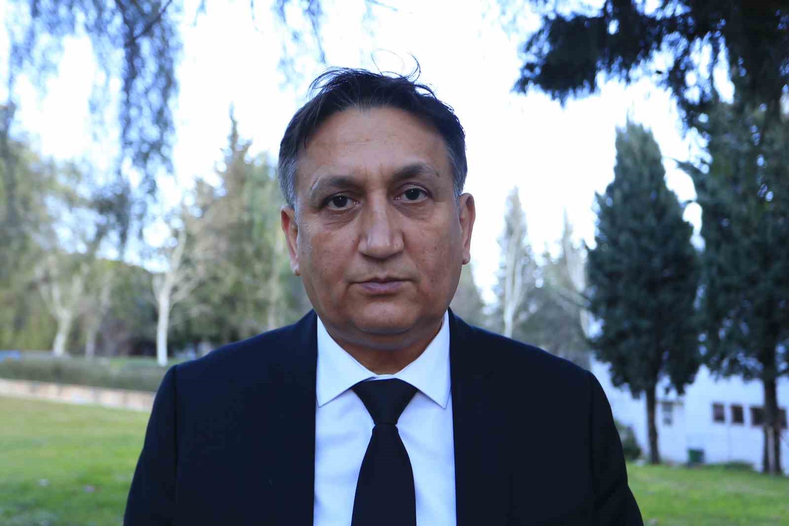 Hiç tanımadıkları genci "Neden bakıyorsun" diye darp edip burnunu kırdılar
