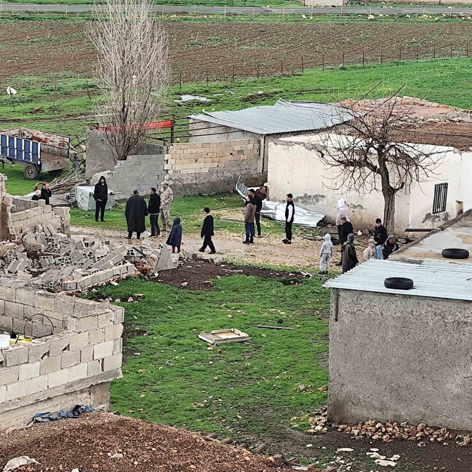 Hilvan’da dehşet anları kamerada: Fırtına çatıları uçurdu, direkleri devirdi
