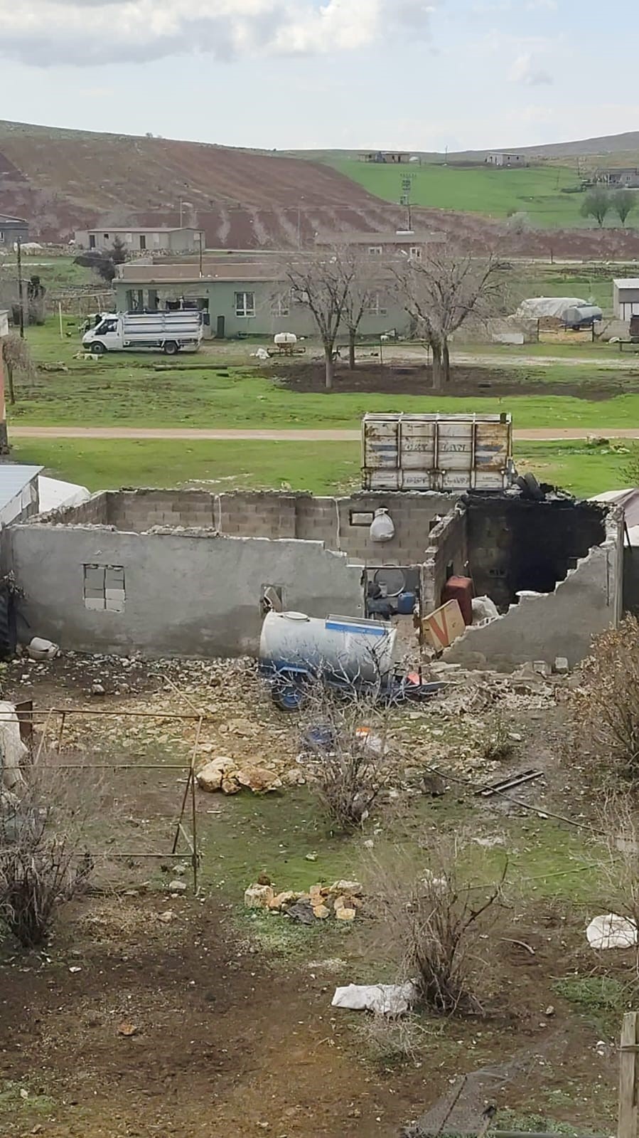 Hilvan’da dehşet anları kamerada: Fırtına çatıları uçurdu, direkleri devirdi
