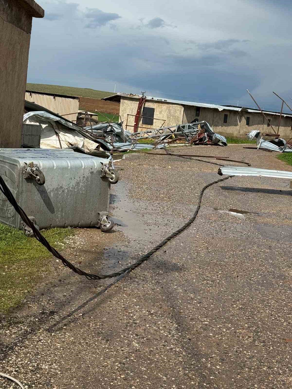 Hilvan’da dehşet anları kamerada: Fırtına çatıları uçurdu, direkleri devirdi
