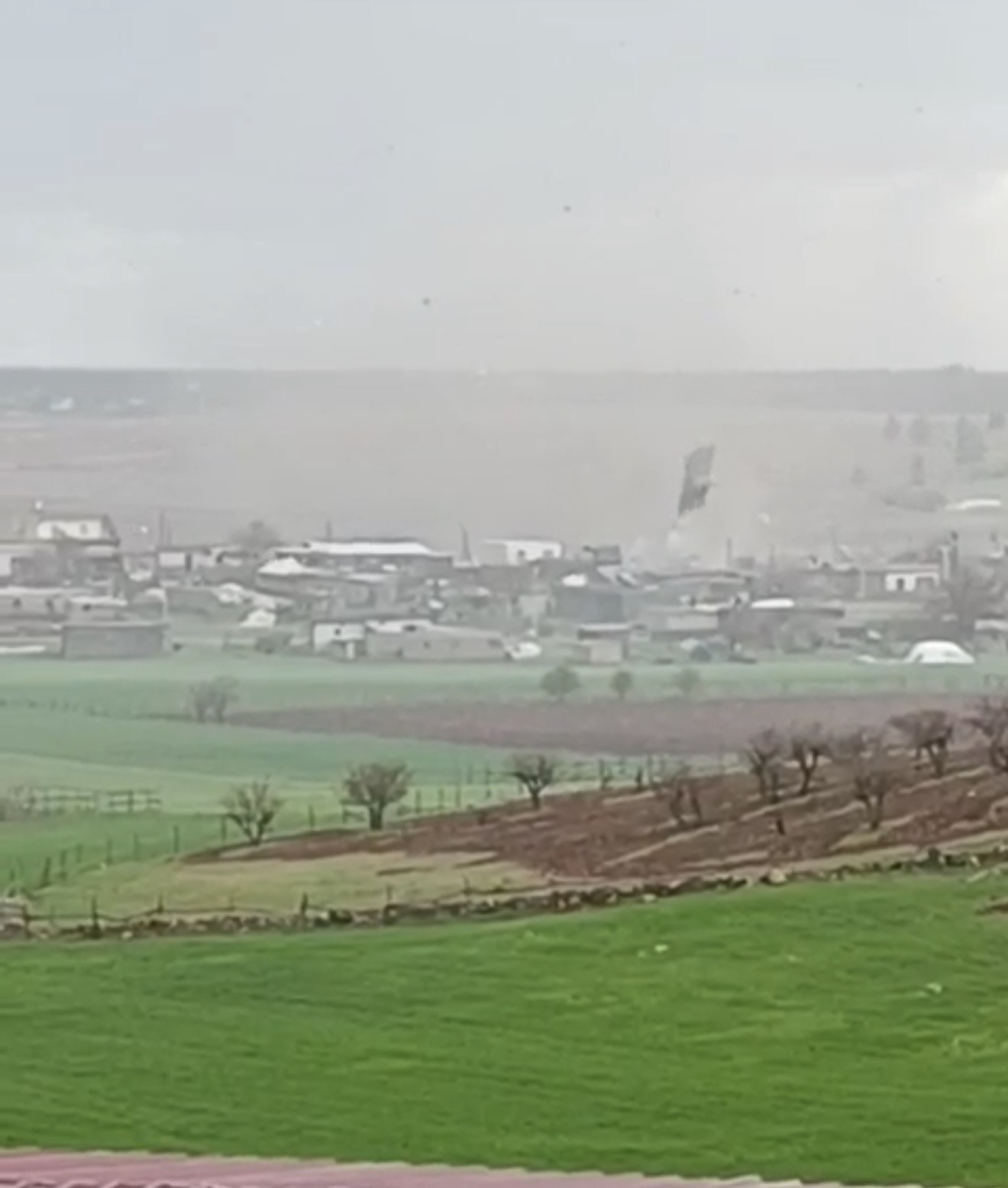 Hilvan’da dehşet anları kamerada: Fırtına çatıları uçurdu, direkleri devirdi
