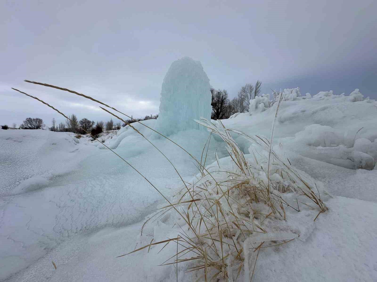 Hınıs’ta 4 metrelik buz kütlesi dikkat çekti
