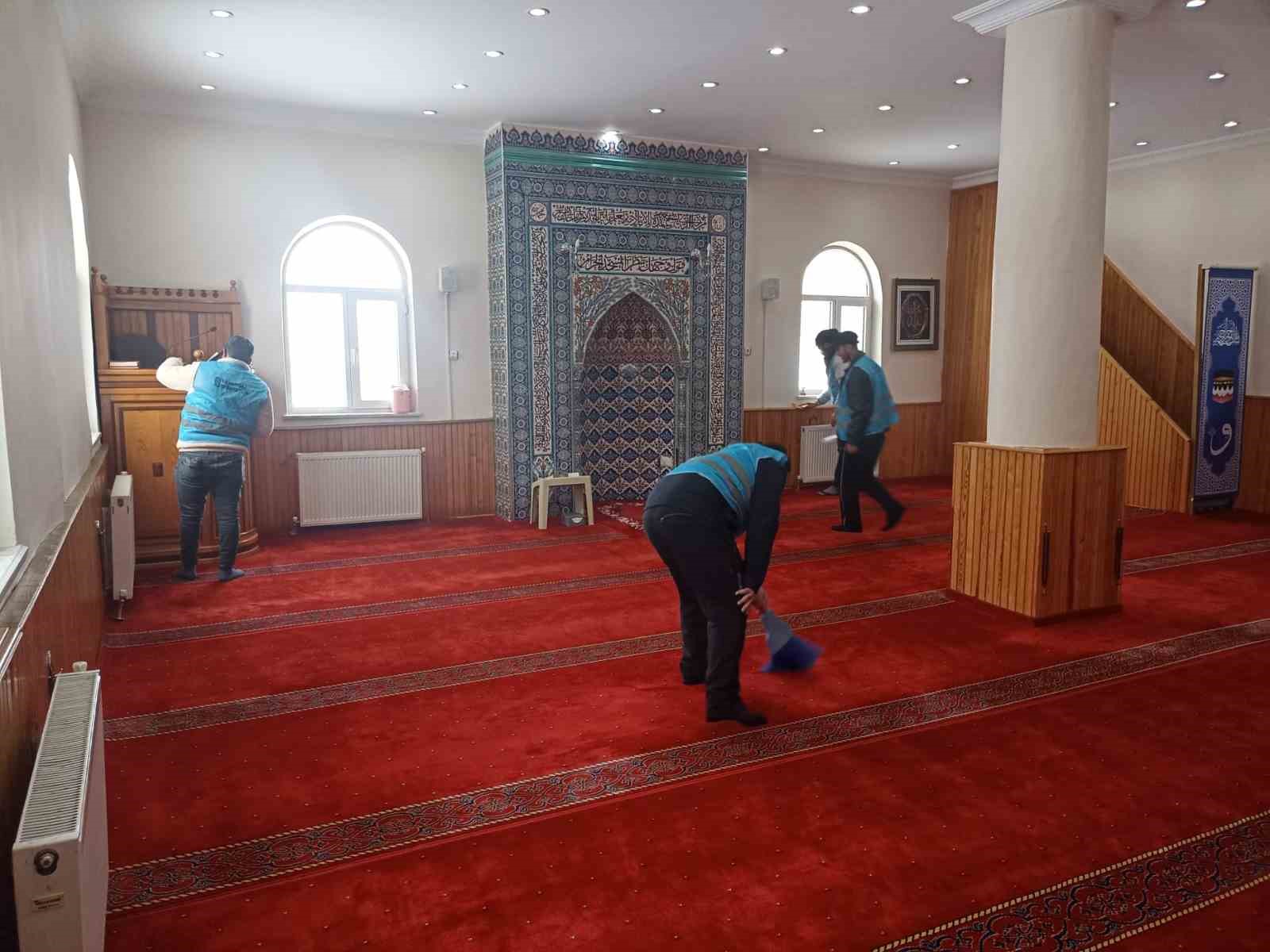 Hınıs’ta yükümlüler camilerde temizlik yaptı
