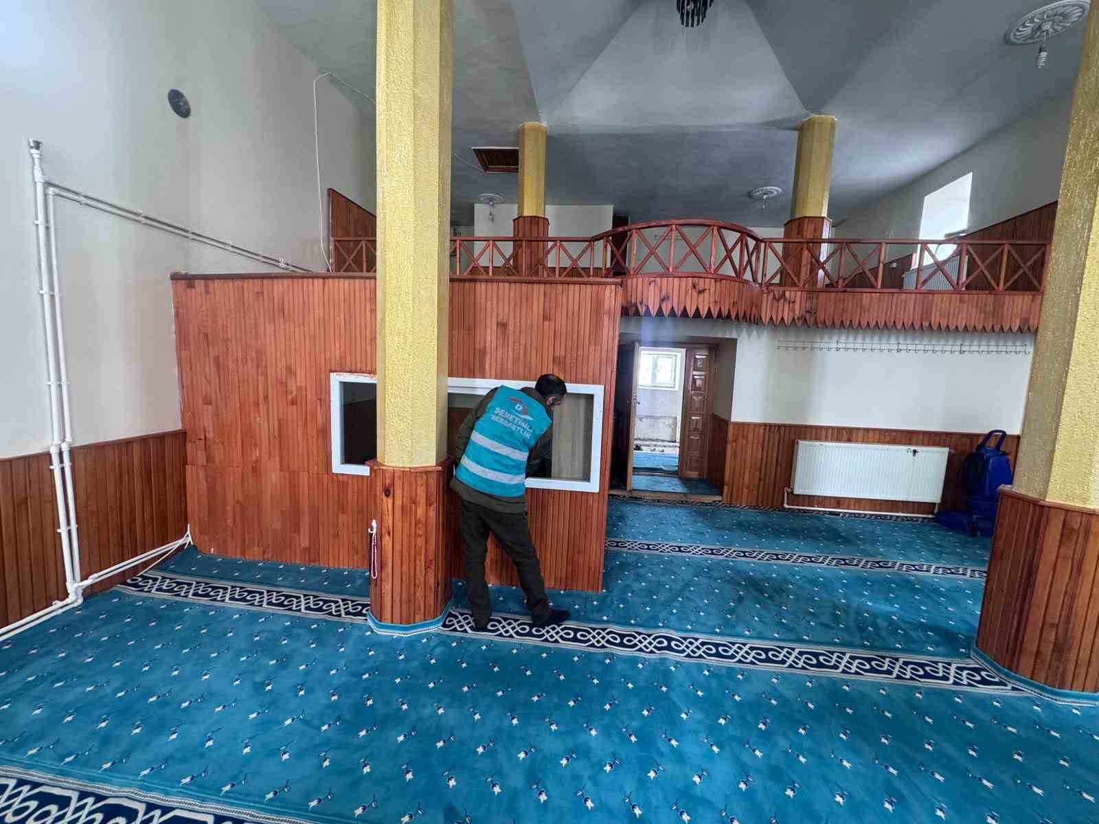 Hınıs’ta yükümlüler camilerde temizlik yaptı
