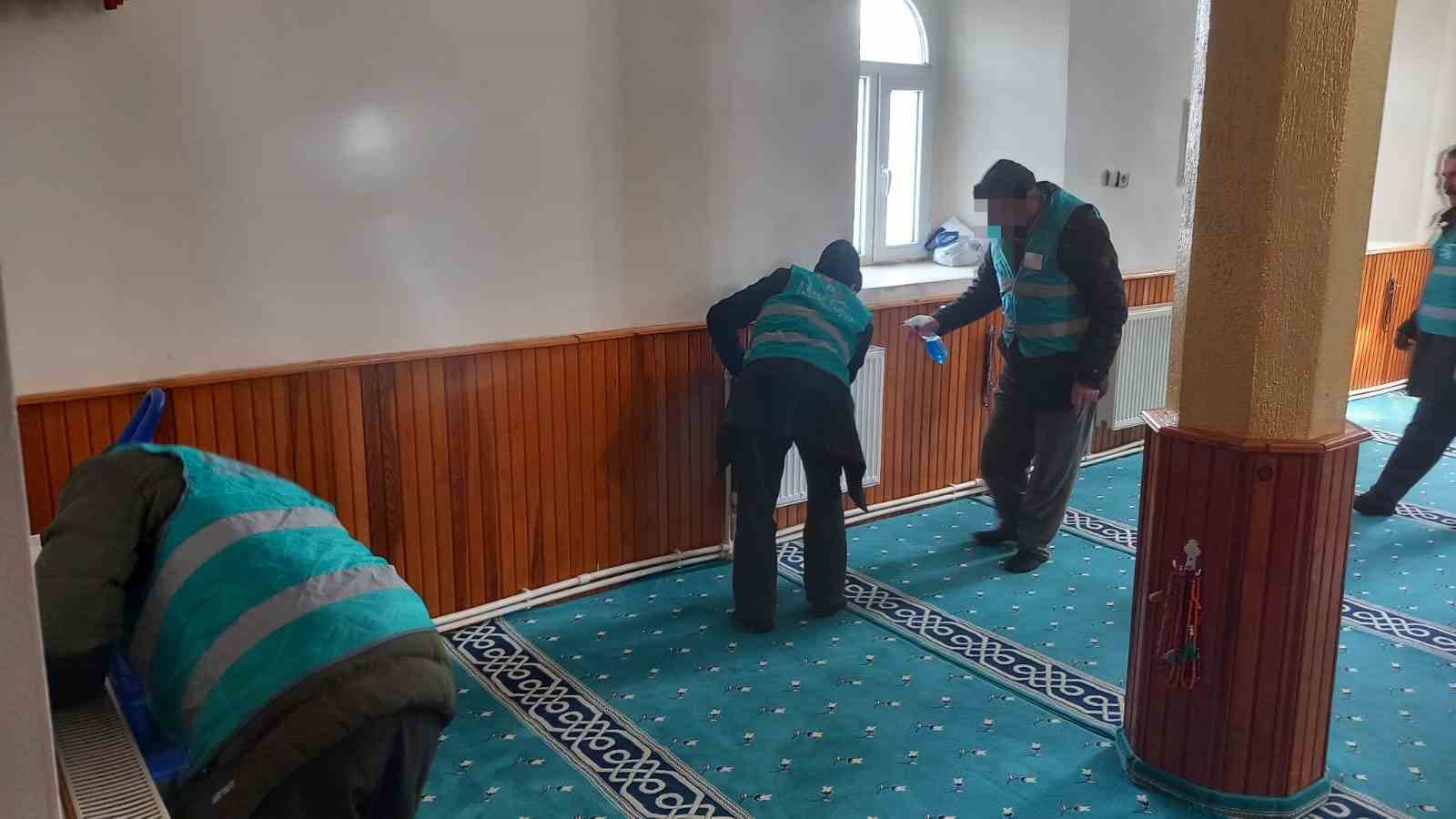 Hınıs’ta yükümlüler camilerde temizlik yaptı
