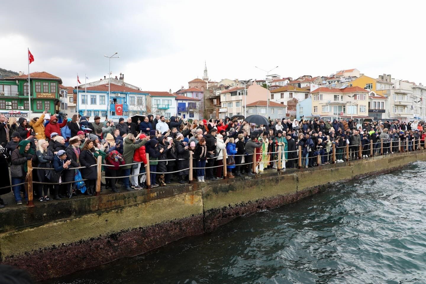 Hıristiyan topluluğu denizden haç çıkardı
