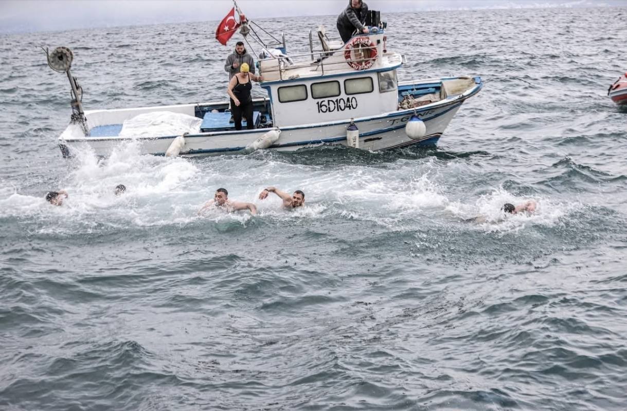 Hıristiyan topluluğu denizden haç çıkardı
