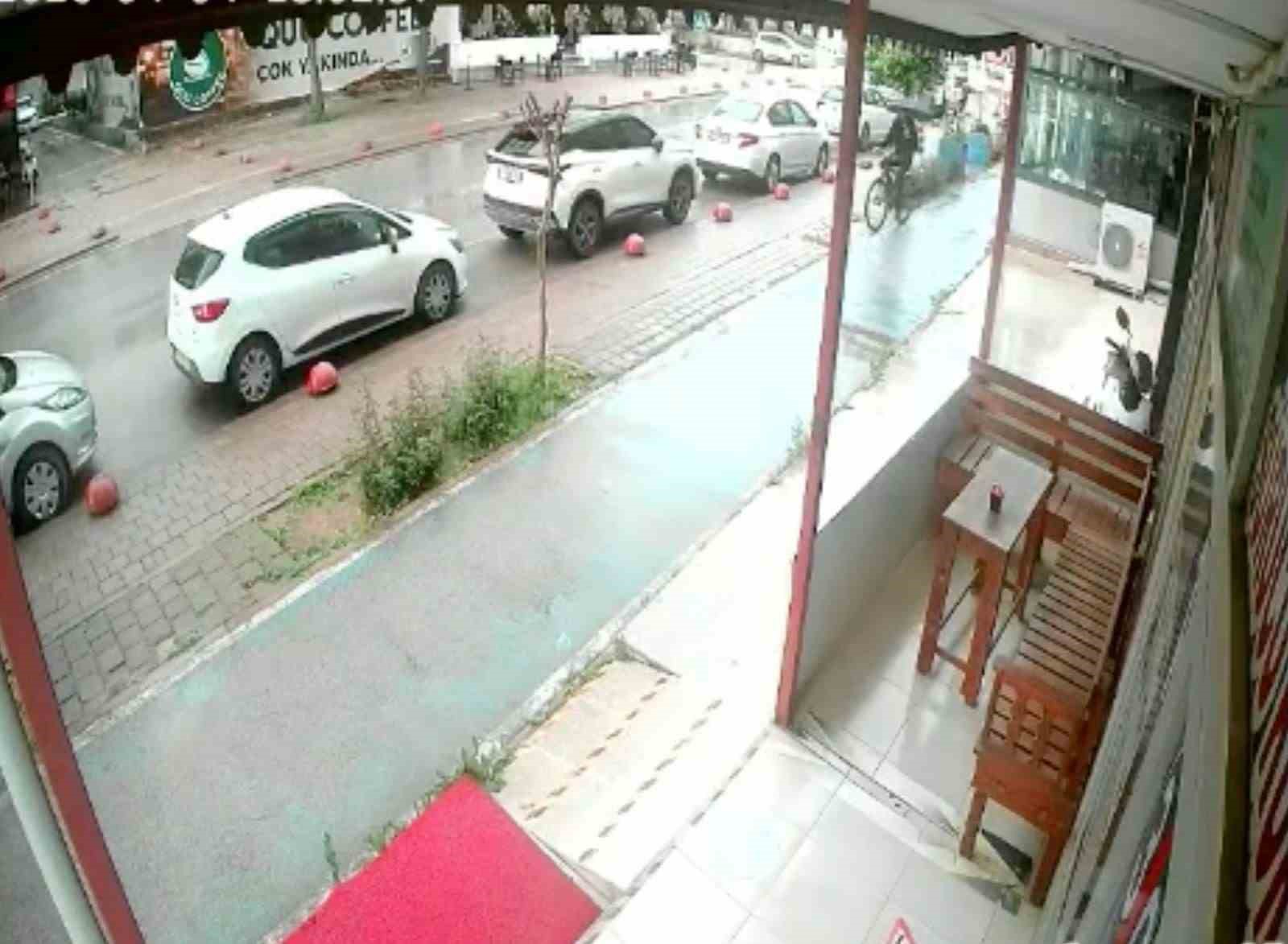 Hırsızdan pes dedirten takas: Çaldığı bisikleti bırakıp motosiklet çaldı
Hırsızdan pes dedirten takas: Çaldığı bisikleti bırakıp motosiklet çaldı