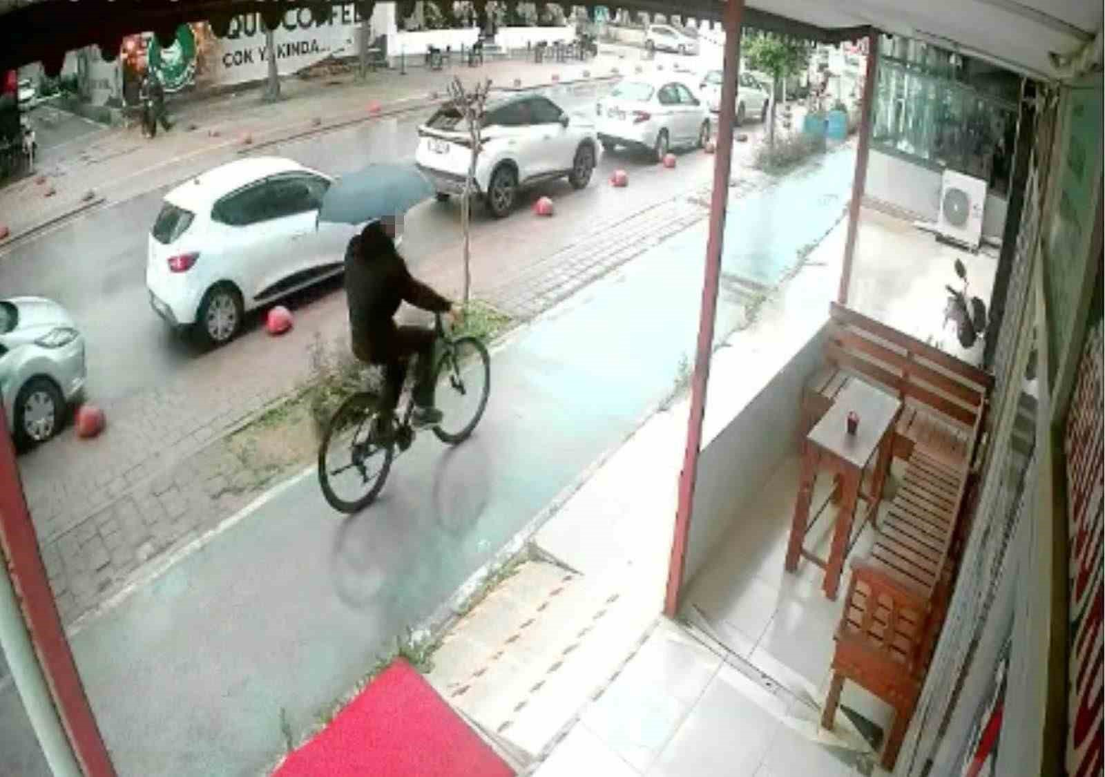 Hırsızdan pes dedirten takas: Çaldığı bisikleti bırakıp motosiklet çaldı
Hırsızdan pes dedirten takas: Çaldığı bisikleti bırakıp motosiklet çaldı