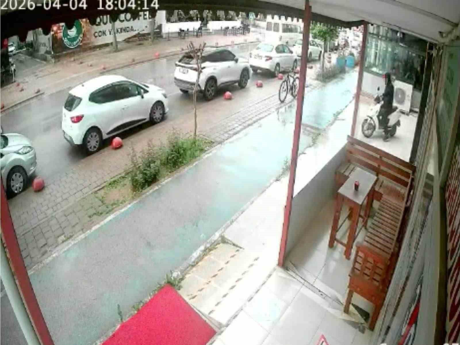 Hırsızdan pes dedirten takas: Çaldığı bisikleti bırakıp motosiklet çaldı
Hırsızdan pes dedirten takas: Çaldığı bisikleti bırakıp motosiklet çaldı