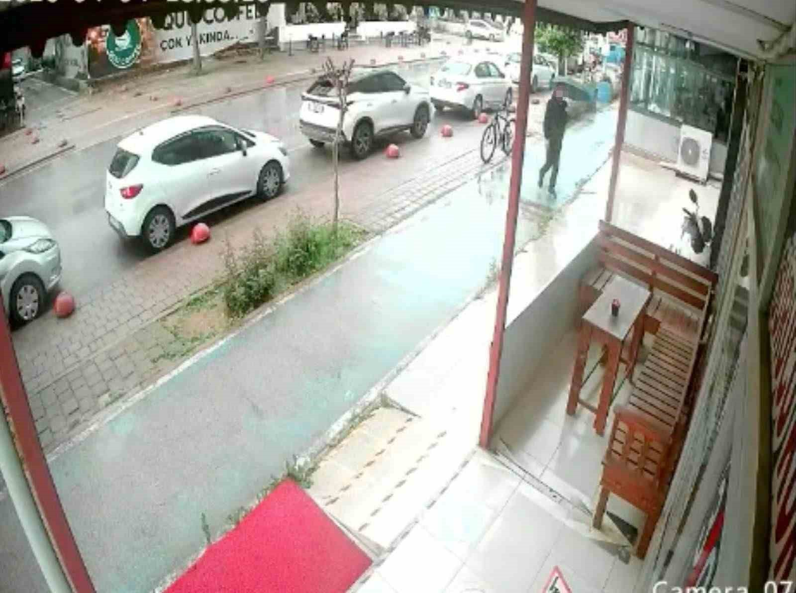 Hırsızdan pes dedirten takas: Çaldığı bisikleti bırakıp motosiklet çaldı
Hırsızdan pes dedirten takas: Çaldığı bisikleti bırakıp motosiklet çaldı