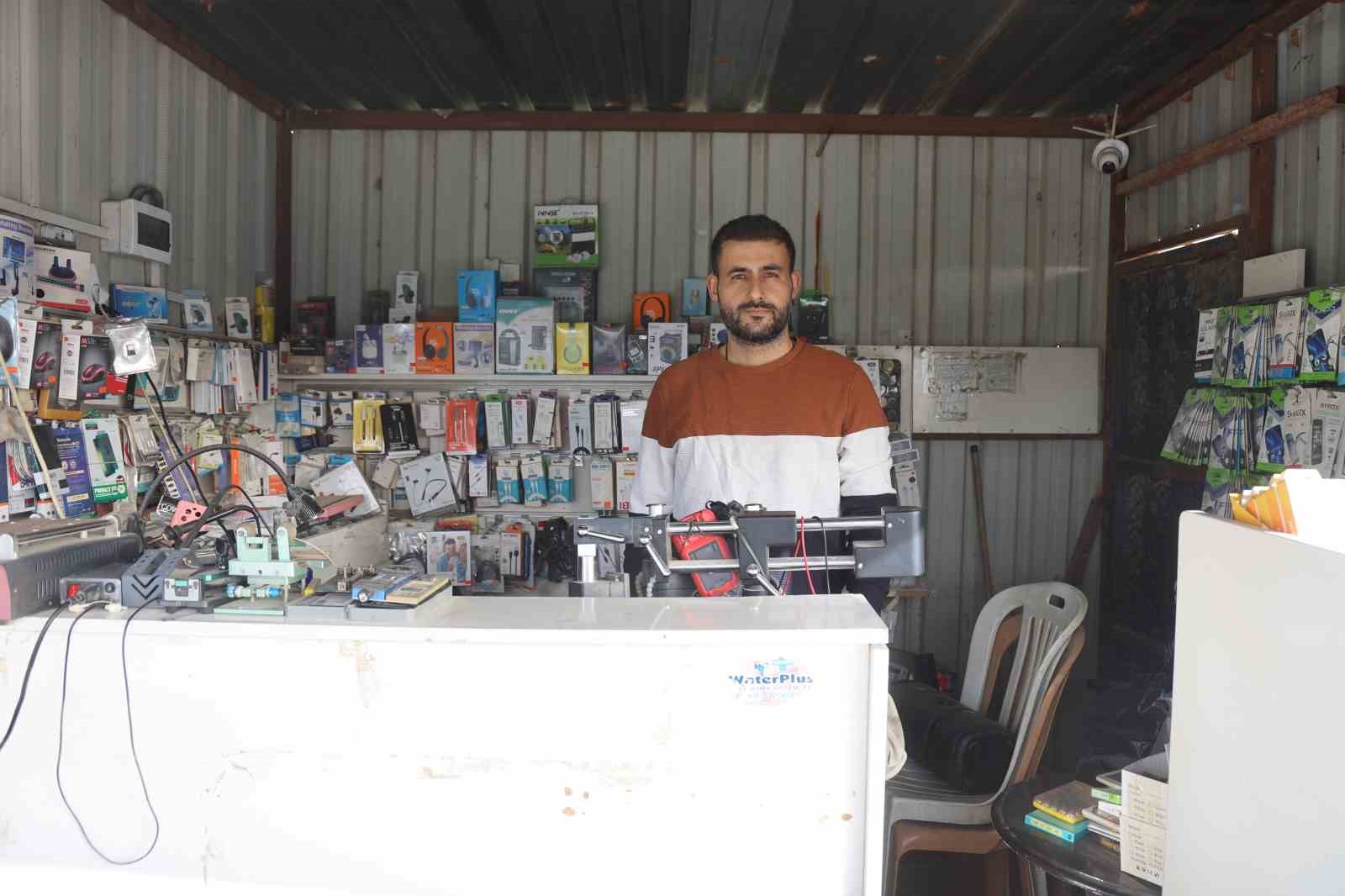 Hırsızın, arkadaşını ’sadece sıfır telefonları al’ diyerek yönlendirdiği 150 bin TL’lik soygun kamerada
