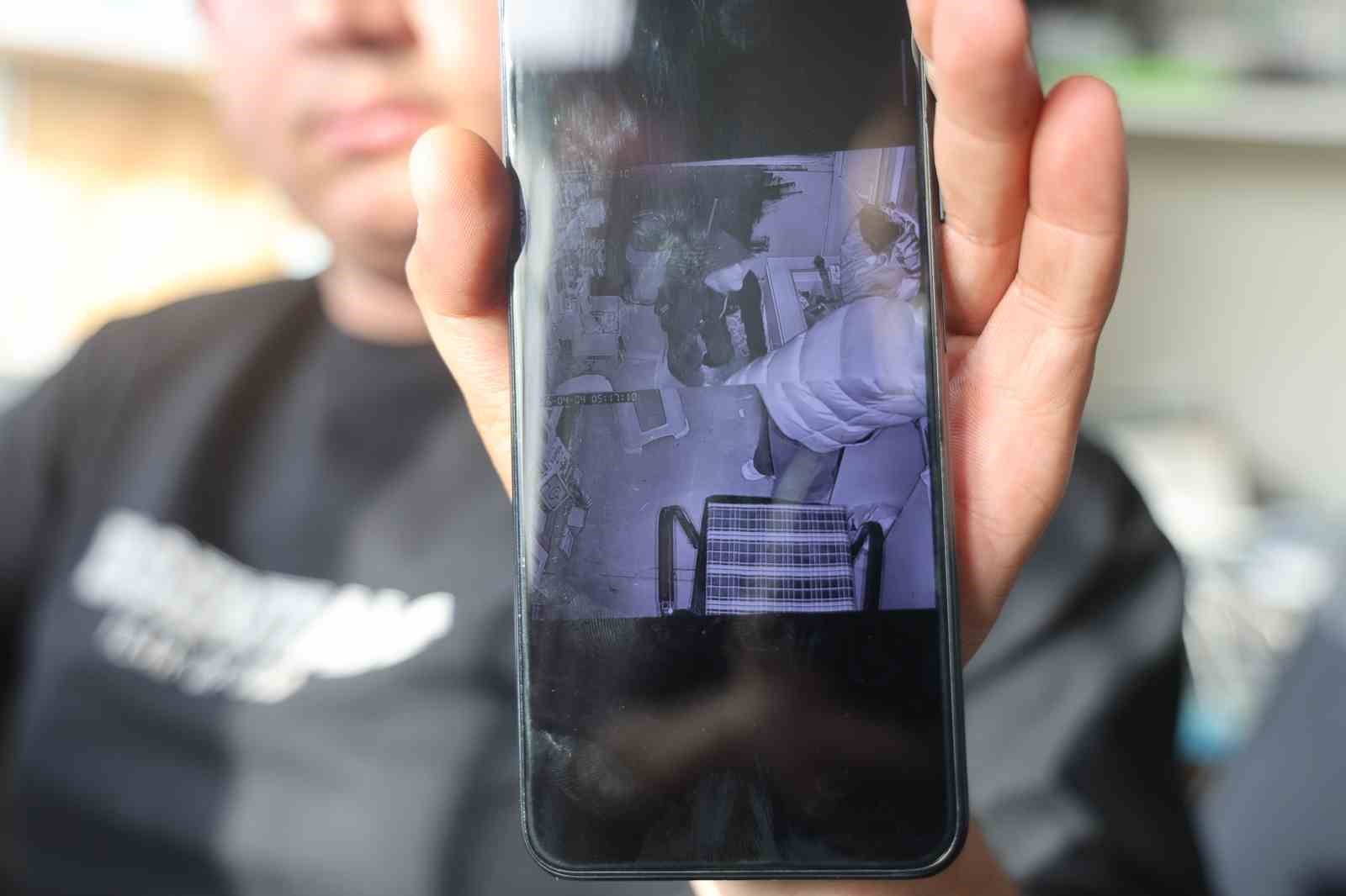 Hırsızın, arkadaşını ’sadece sıfır telefonları al’ diyerek yönlendirdiği 150 bin TL’lik soygun kamerada
