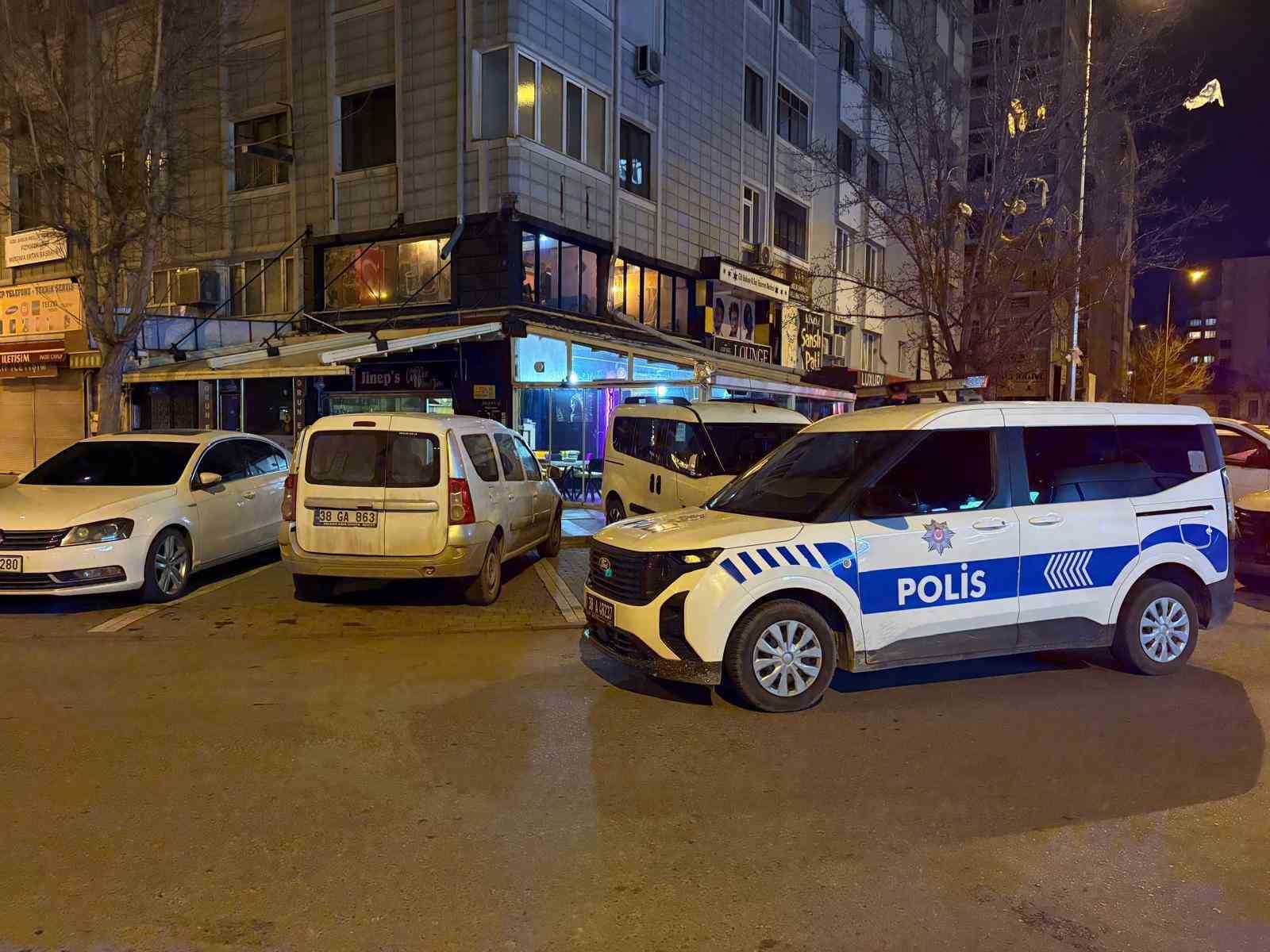 Hırsızlığın böylesi... Hırsızlık için girdiği kafede ısındı, yemek yedi
