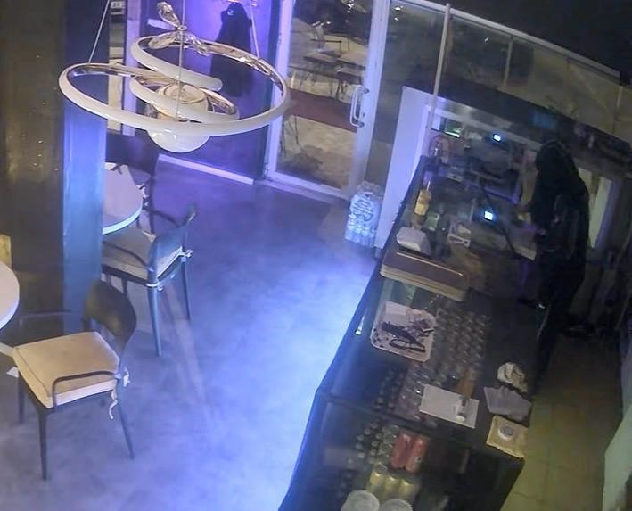 Hırsızlığın böylesi... Hırsızlık için girdiği kafede ısındı, yemek yedi
