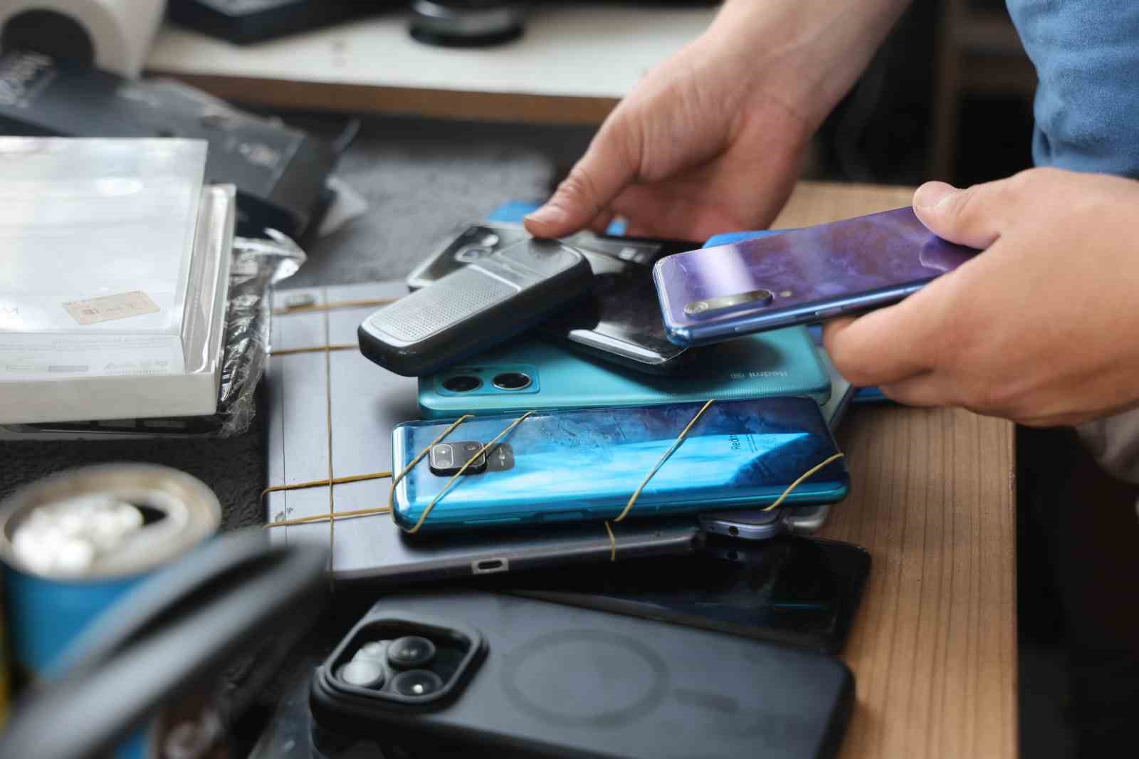 Hırsızlık anında ’Sadece sıfır telefonları al’ diyen suç makinası hırsız ve çırağı tutuklandı
