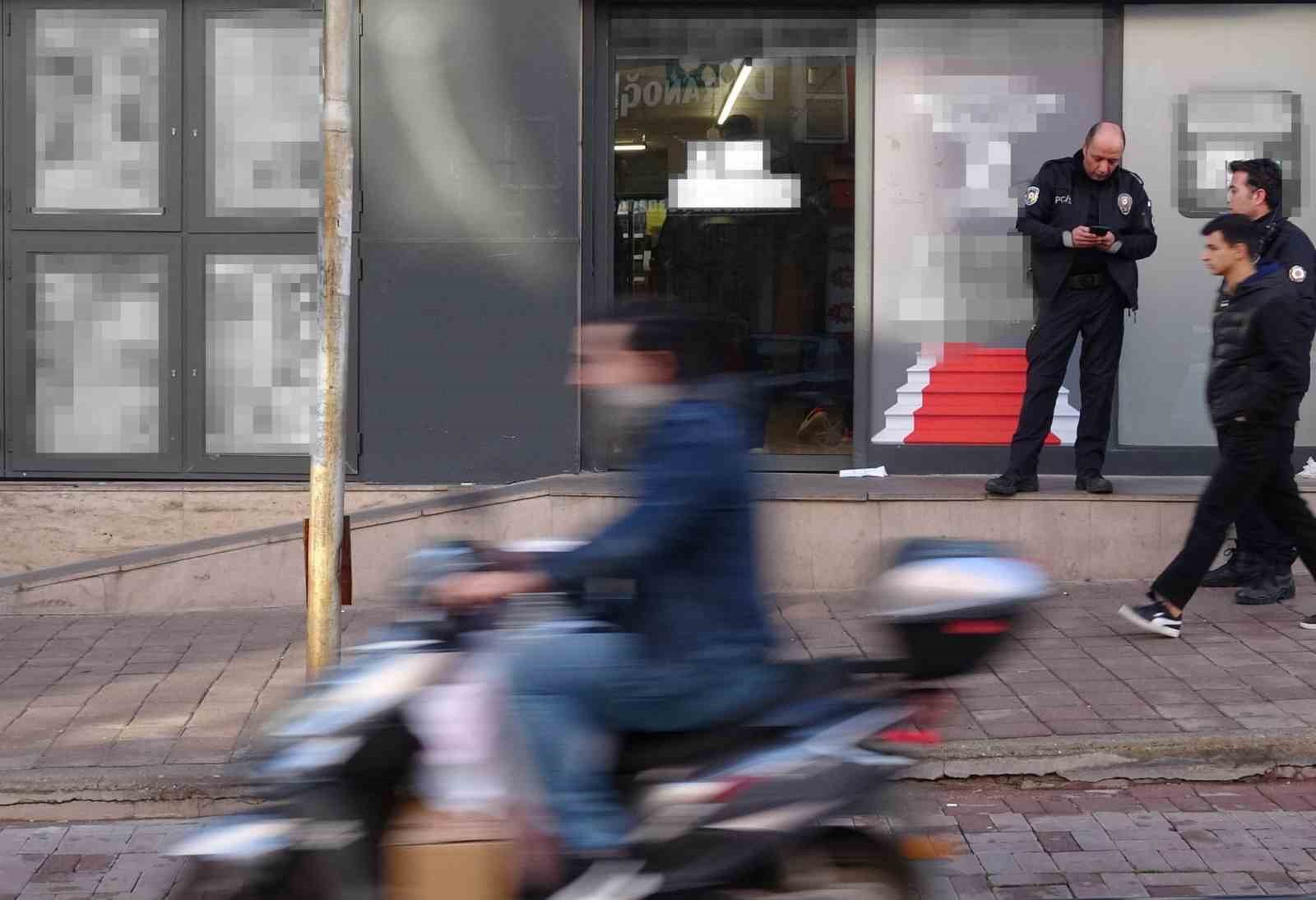 Hırsızlık için girdiği markette 3 çalışanı bıçakla yaraladı
Hırsızlık için girdiği markette 3 çalışanı bıçakla yaraladı