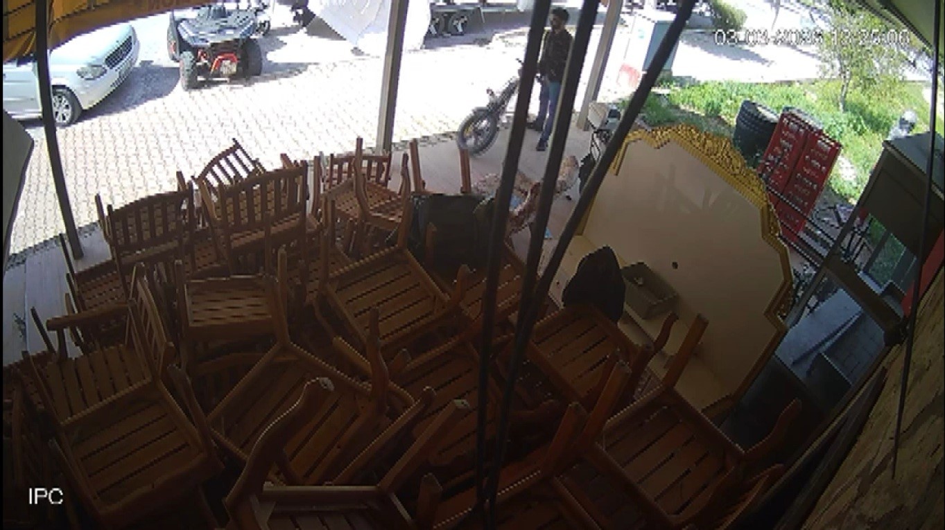 Hırsızlık yapmaması için uğraşan kız arkadaşını da kandırıp ne varsa çaldı
