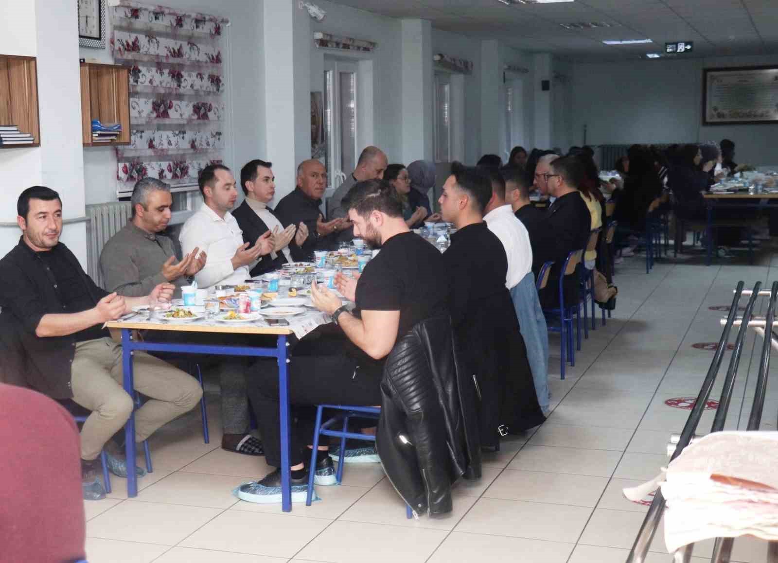 Hisarcık Kaymakamı Erkan Atam, iftar sofrasında öğrencilerle buluştu
