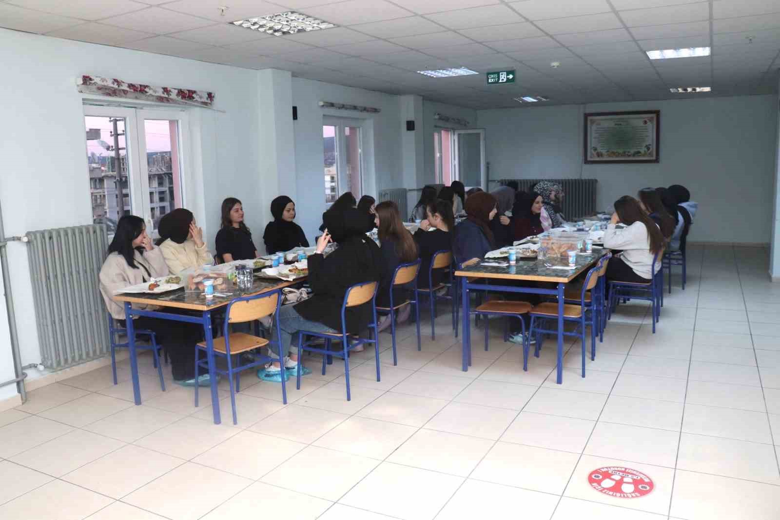 Hisarcık Kaymakamı Erkan Atam, iftar sofrasında öğrencilerle buluştu
