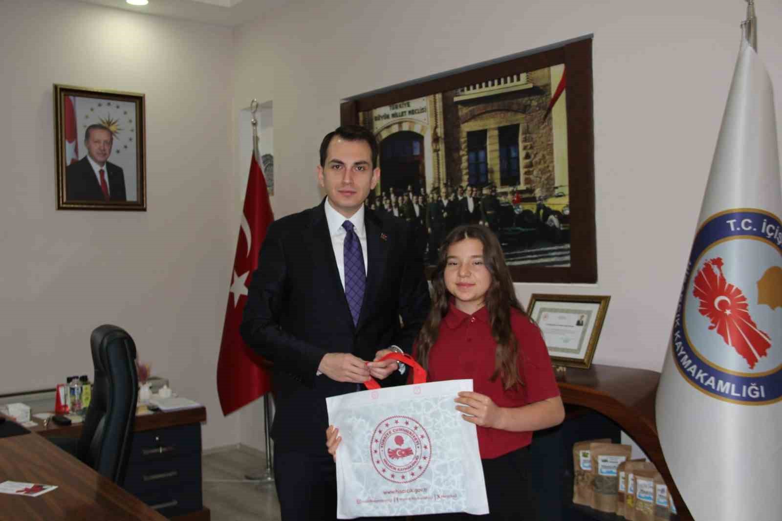 Hisarcık Kaymakamı Erkan Atam’dan il birincisi öğrencilere ödül
