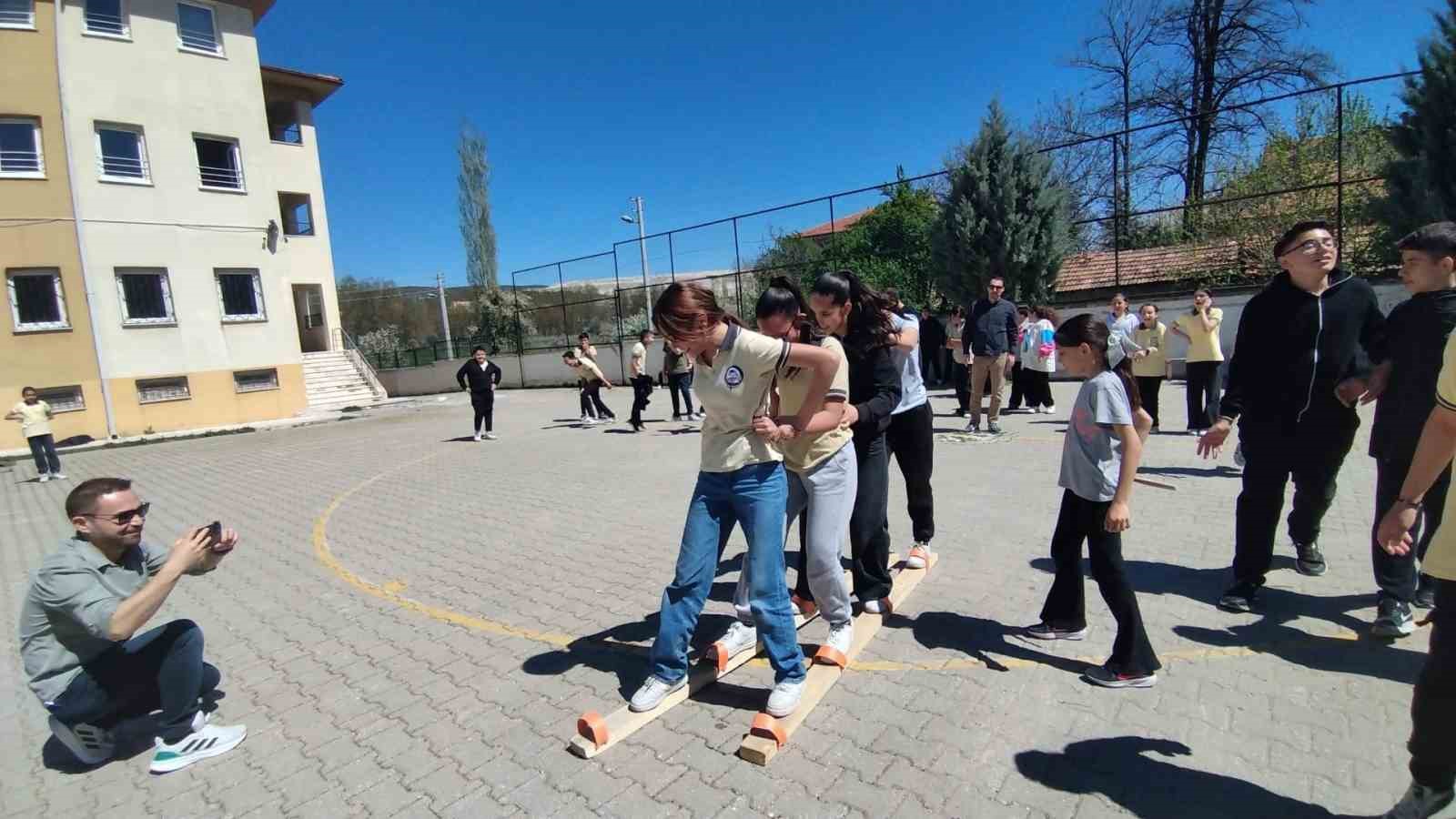 Hisarcık Şehitler Ortaokulu’nda çocuk oyunları şenliği
