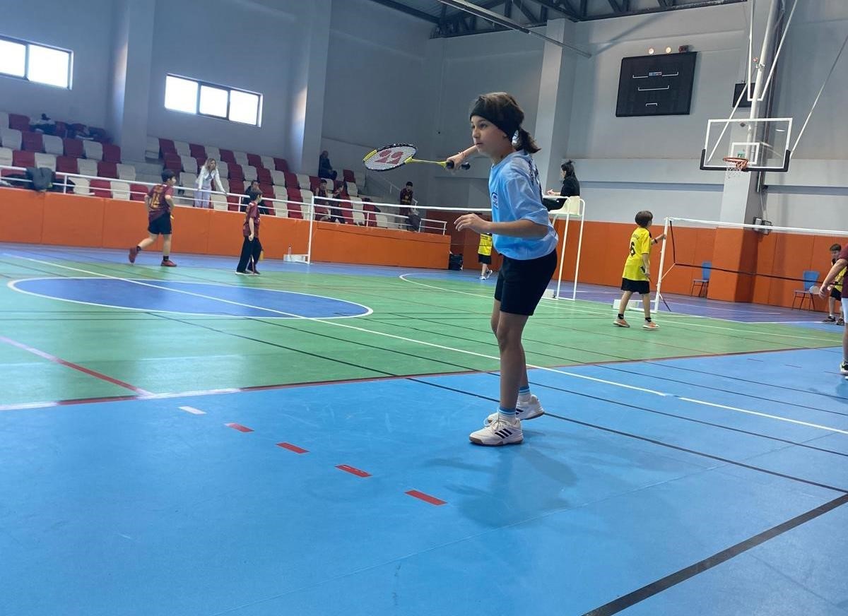 Hisarcık Şehitler Ortaokulu’nun badminton başarısı
