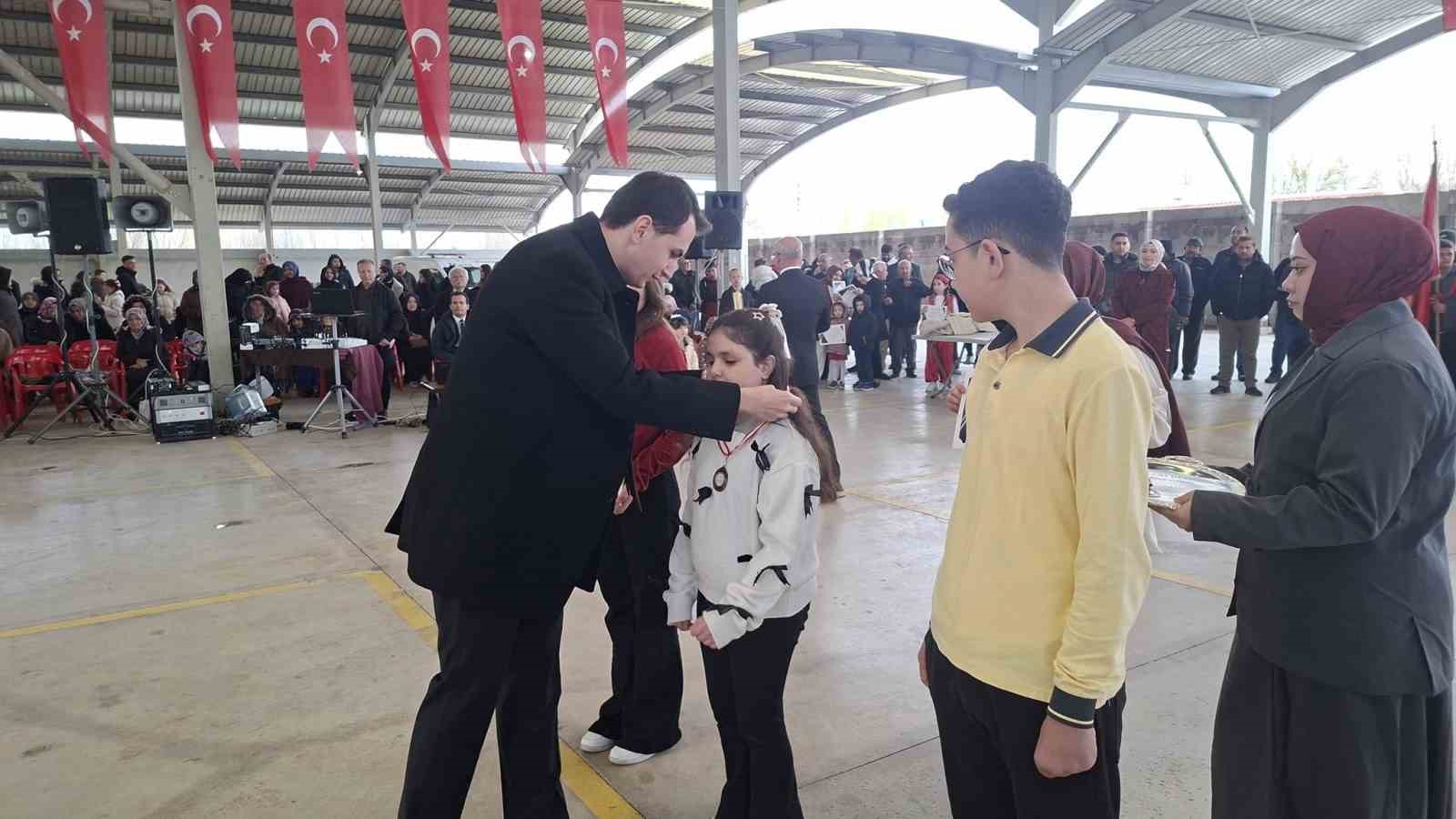 Hisarcık’ta başarılı öğrenciler ödüllendirildi
