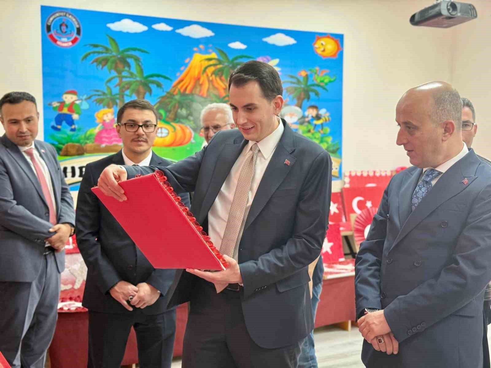 Hisarcık’ta bayrak tasarım sergisi açıldı
