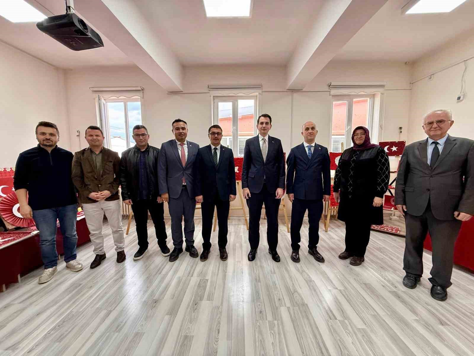 Hisarcık’ta bayrak tasarım sergisi açıldı
