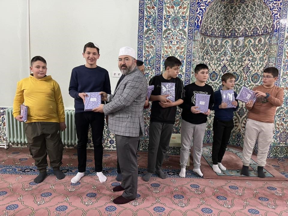 Hisarcık’ta camilerde müezzinlik yapan öğrenciler ödüllendirildi
