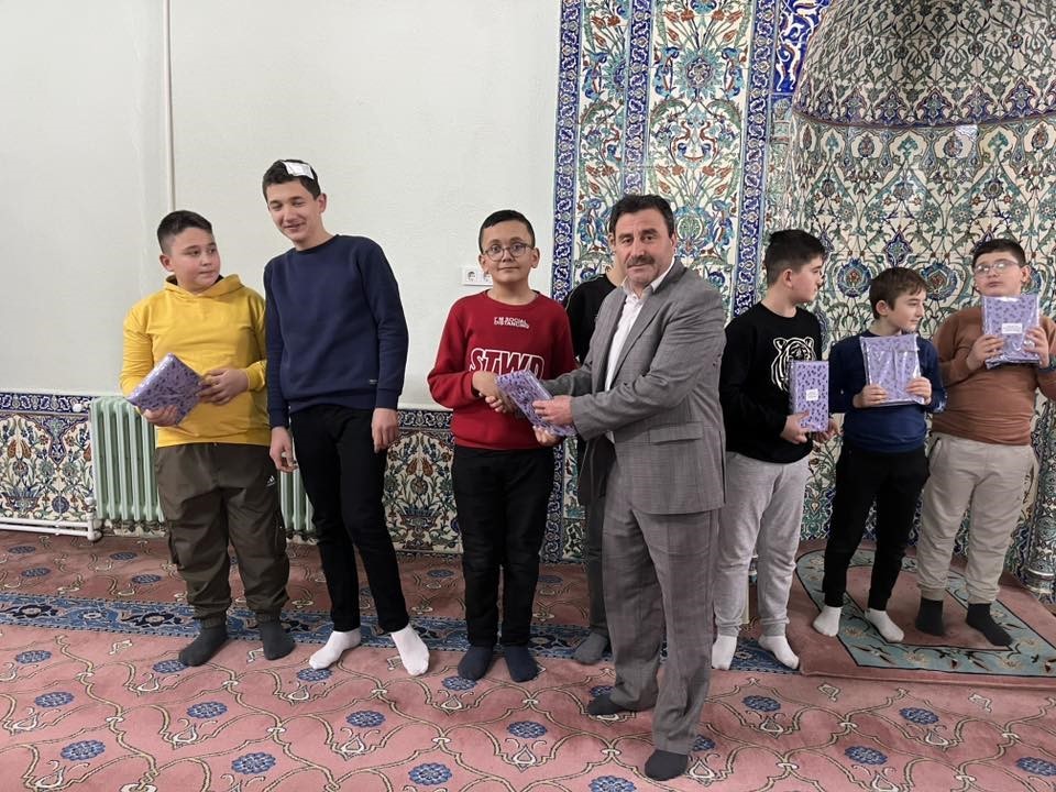 Hisarcık’ta camilerde müezzinlik yapan öğrenciler ödüllendirildi
