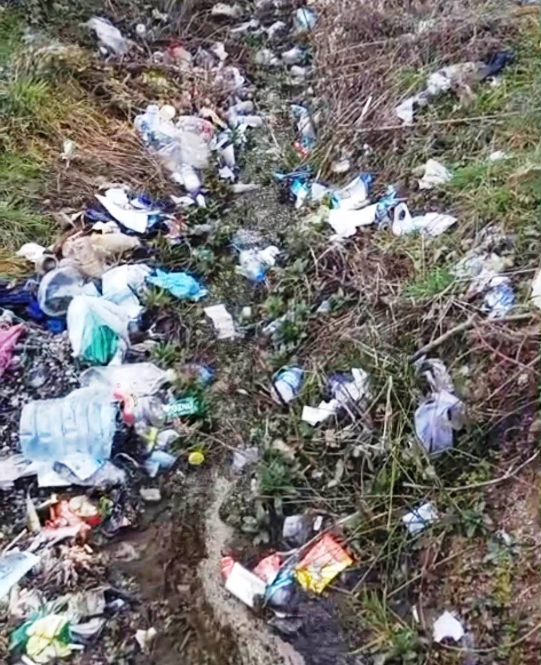 Hisarcık’ta çeşmenin çevresi çöplüğe döndü
