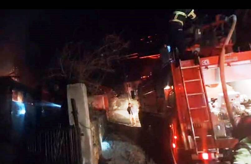 Hisarcık’ta çıkan yangında ev ve samanlık tamamen yandı
