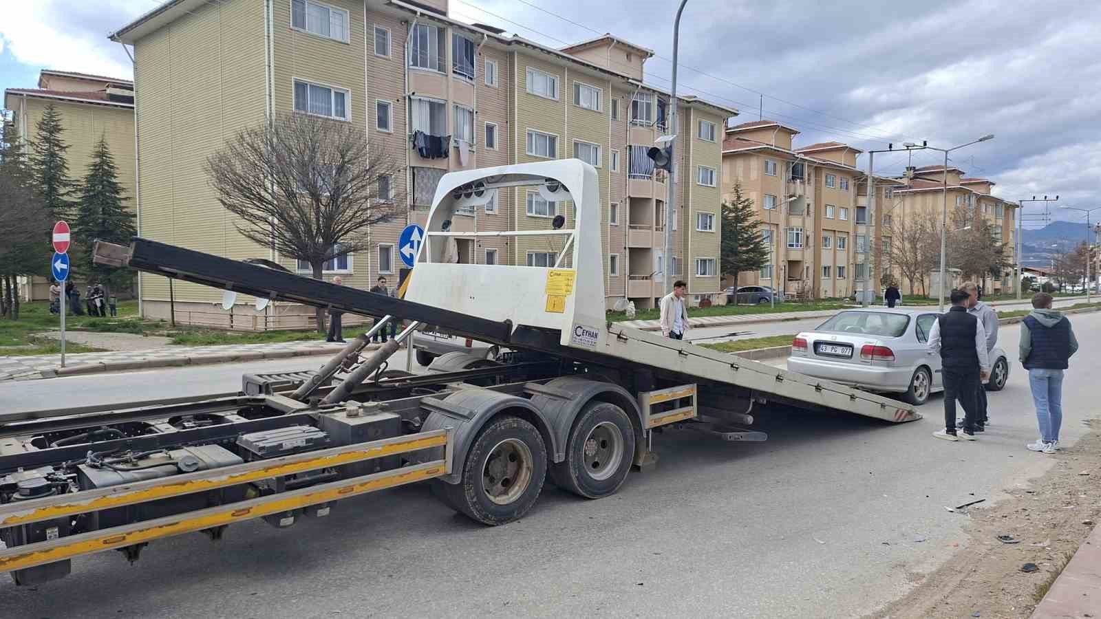 Hisarcık’ta iki otomobil çarpıştı: 2 yaralı
