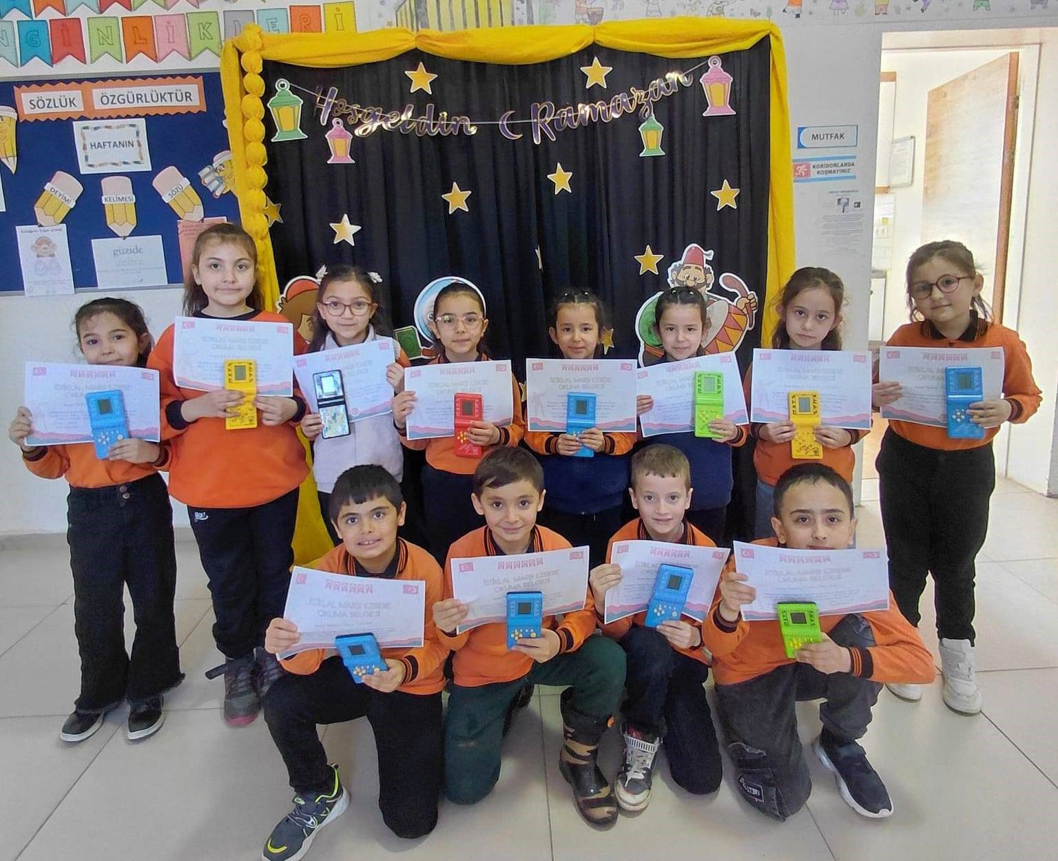 Hisarcık’ta İstiklal Marşı’nı hatasız ve ezbere okuyan öğrenciler ödüllendirildi
