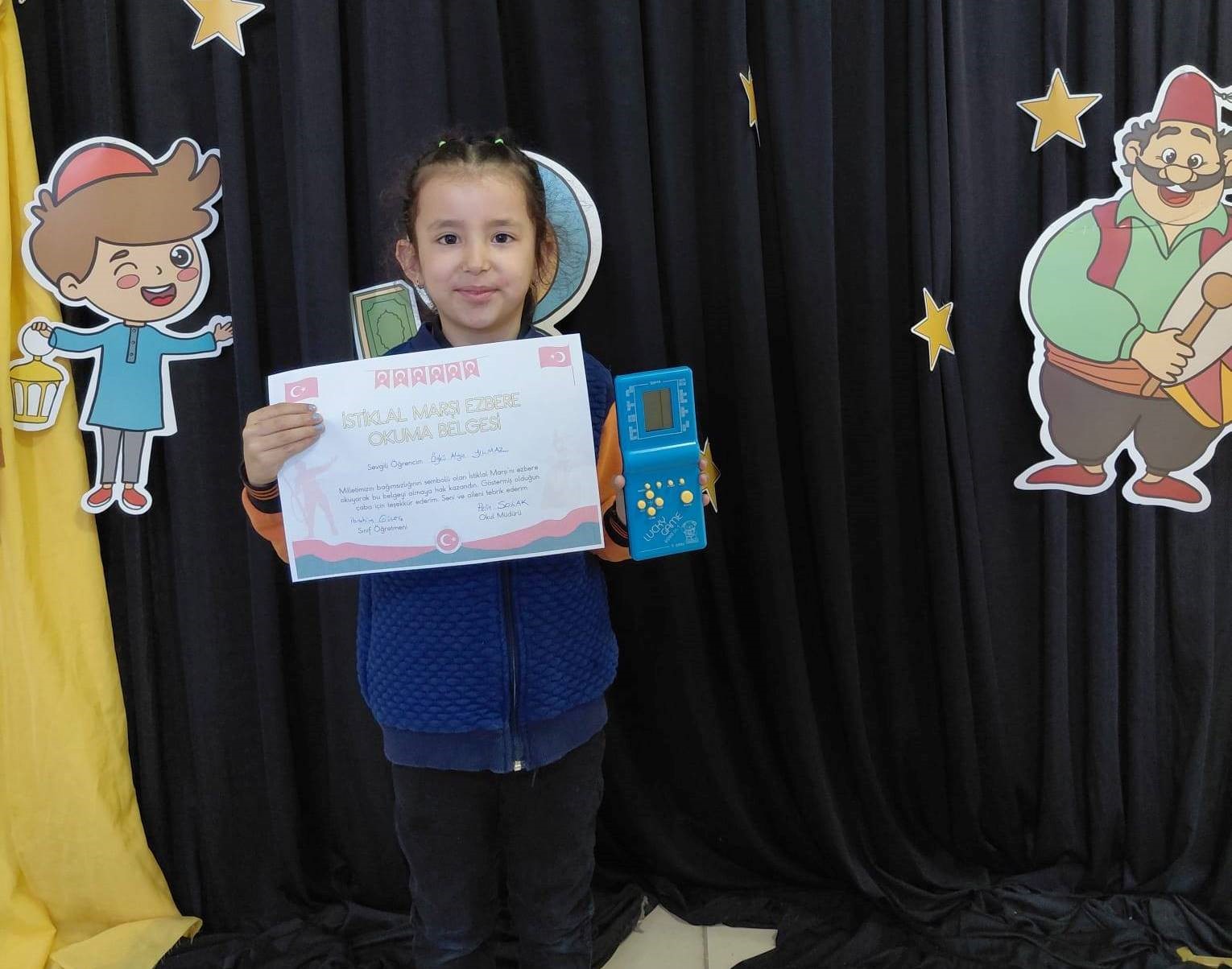 Hisarcık’ta İstiklal Marşı’nı hatasız ve ezbere okuyan öğrenciler ödüllendirildi
