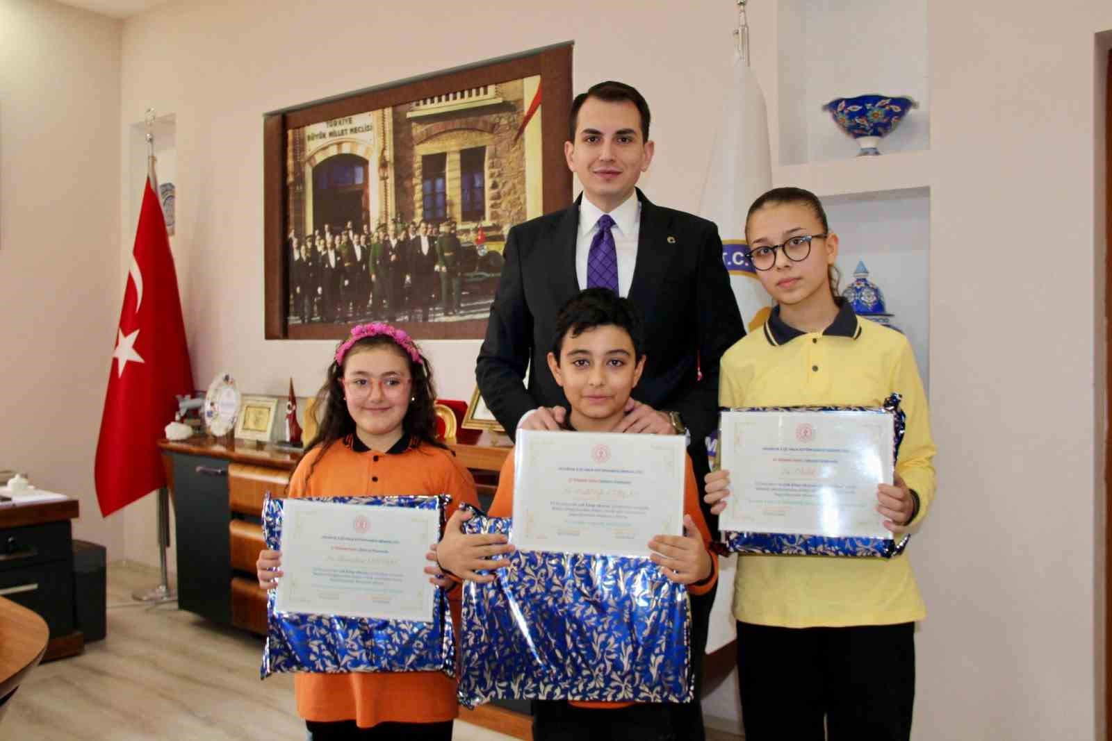 Hisarcık’ta "Kitap kurdu" öğrencilere Kaymakam Atam’dan ödül
