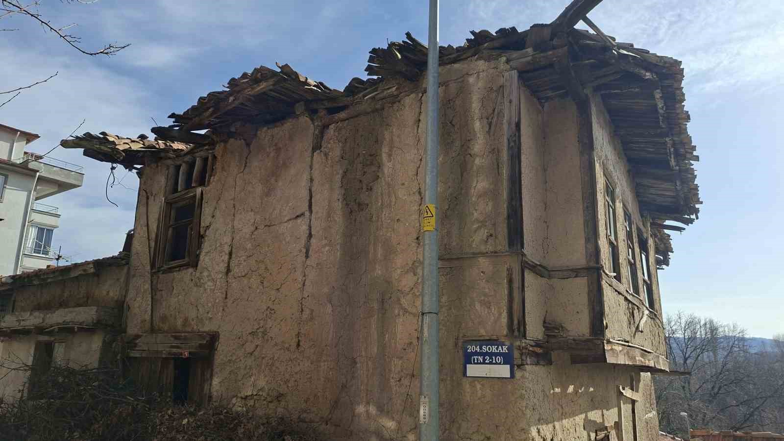 Hisarcık’ta kültür varlığı statüsündeki binalar risk oluşturuyor
