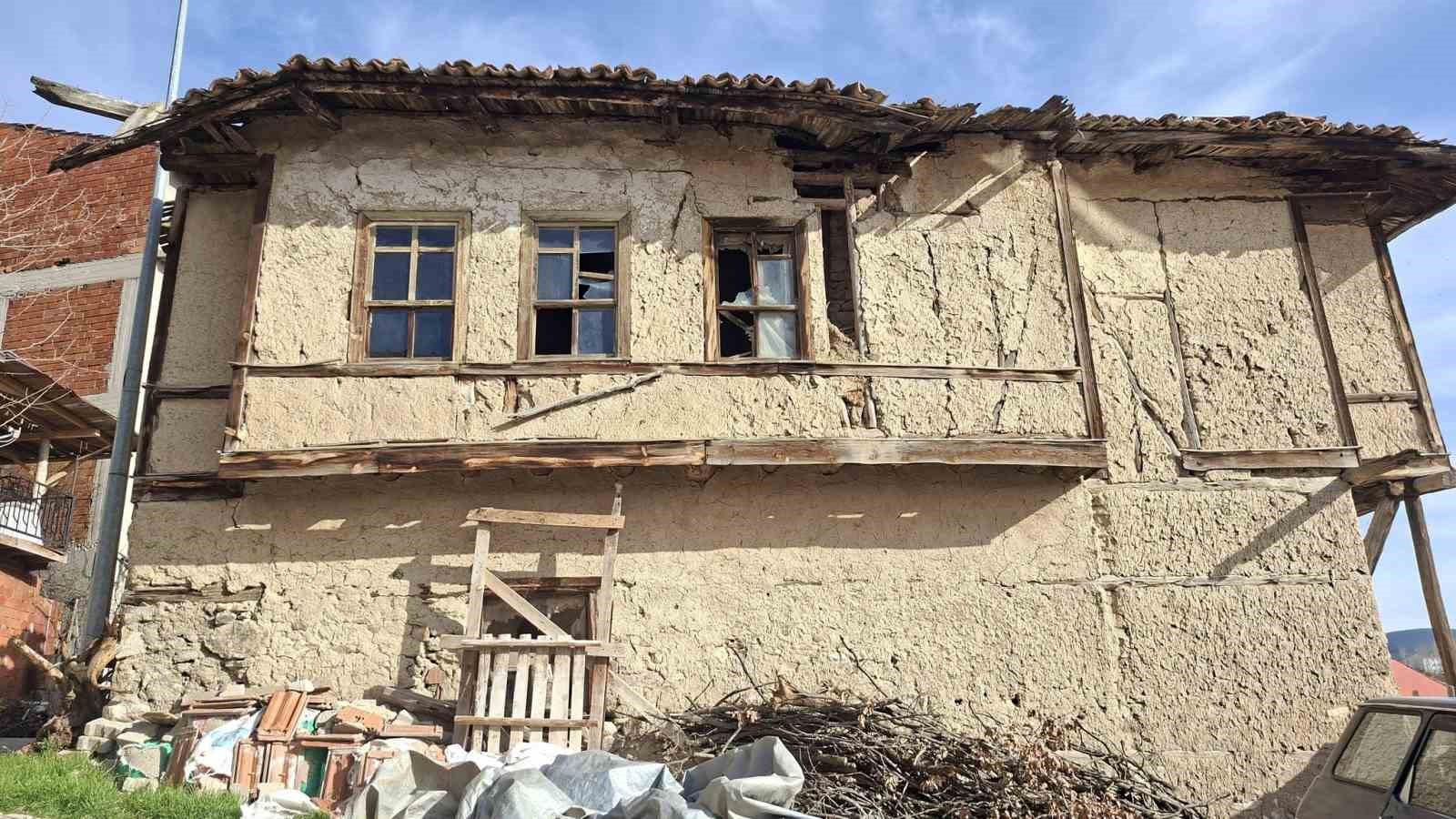 Hisarcık’ta kültür varlığı statüsündeki binalar risk oluşturuyor
