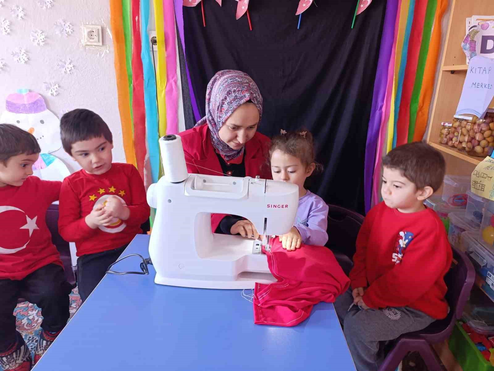 Hisarcık’ta minikler sınıfları için Türk bayrağını kendi elleri ile dikti
