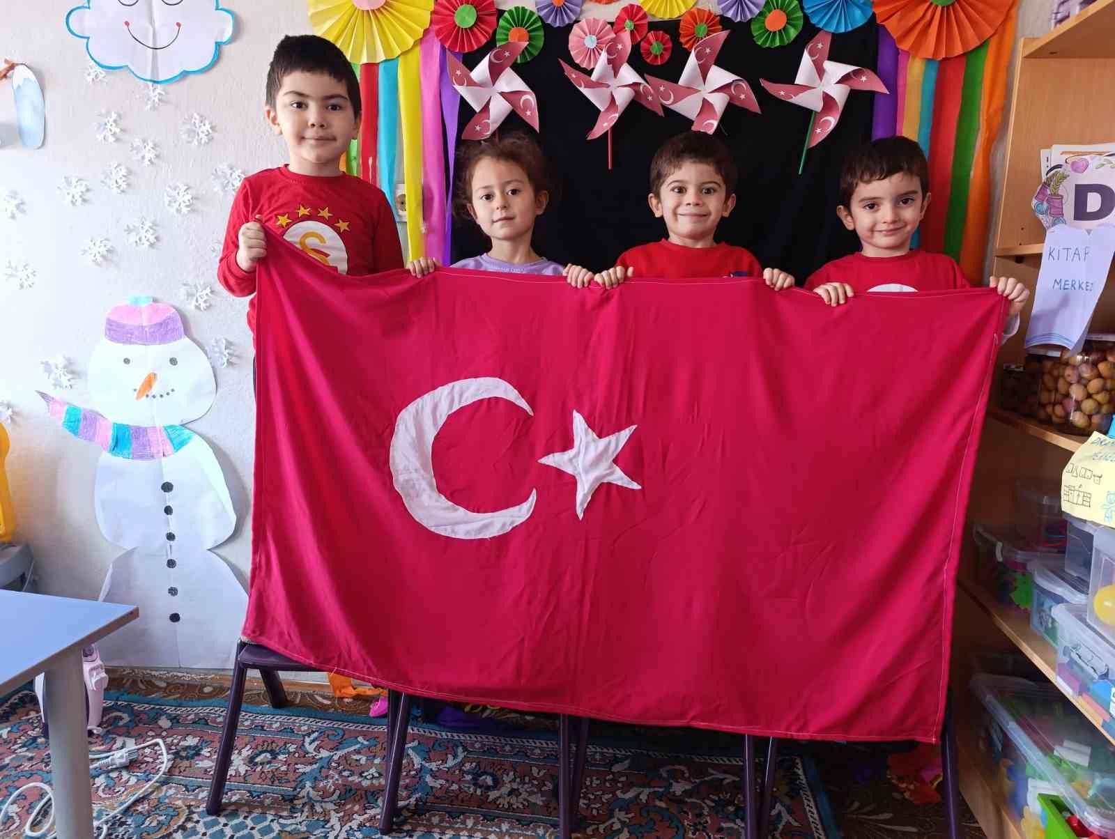 Hisarcık’ta minikler sınıfları için Türk bayrağını kendi elleri ile dikti
