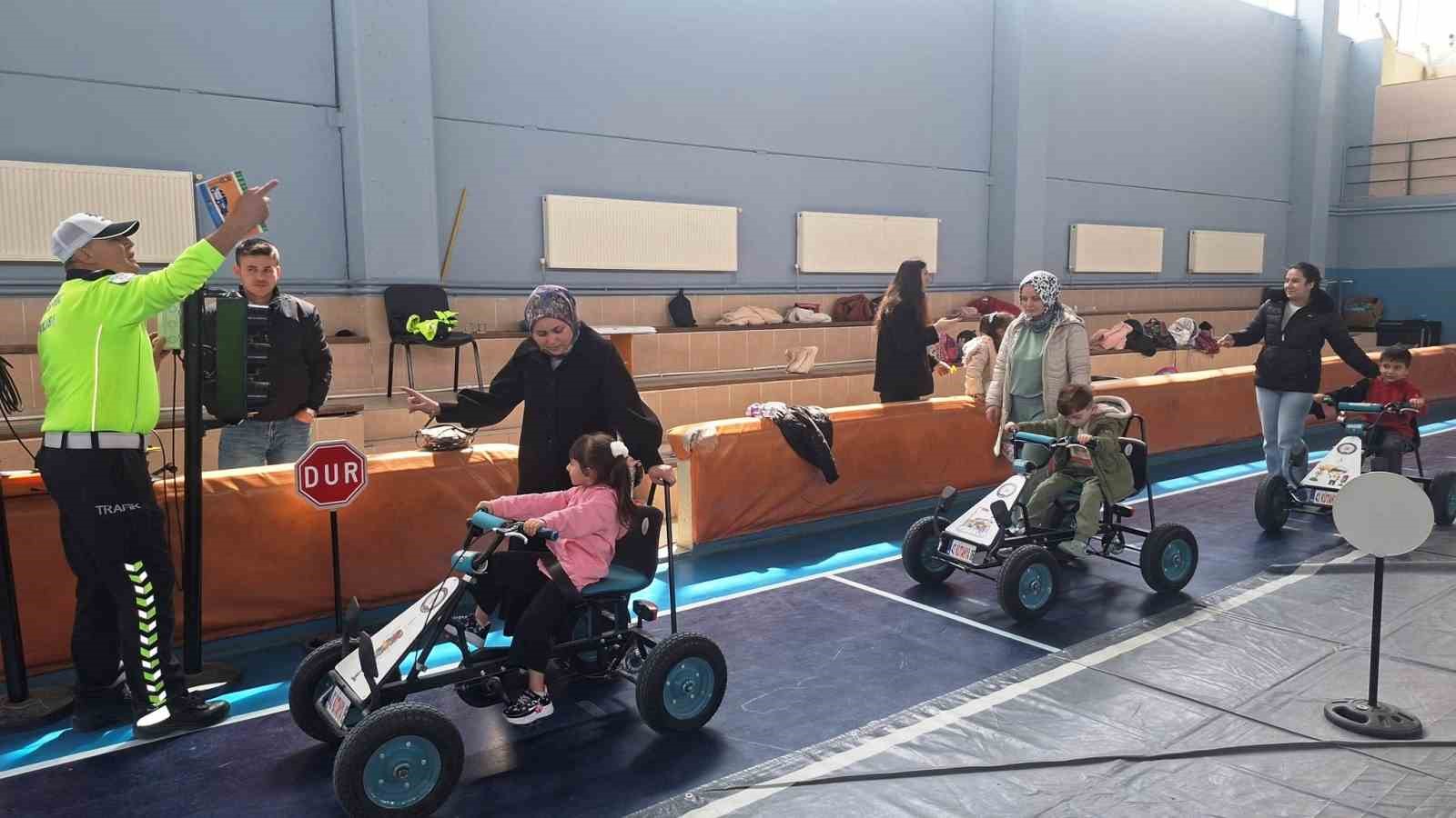 Hisarcık’ta öğrencilere uygulamalı ve teorik trafik eğitimi
