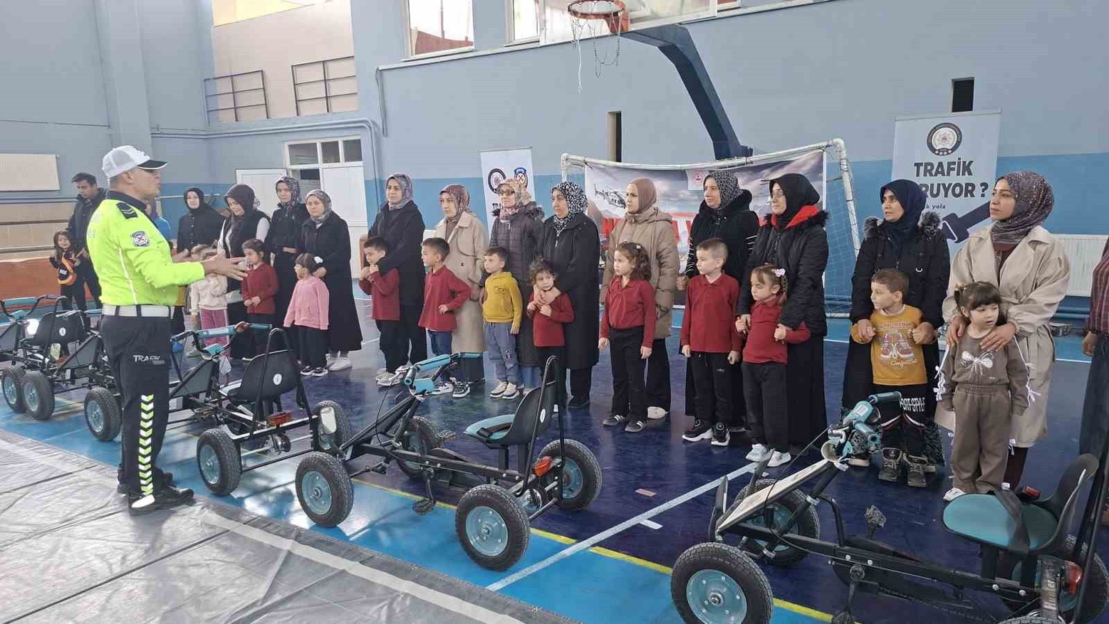 Hisarcık’ta öğrencilere uygulamalı ve teorik trafik eğitimi
