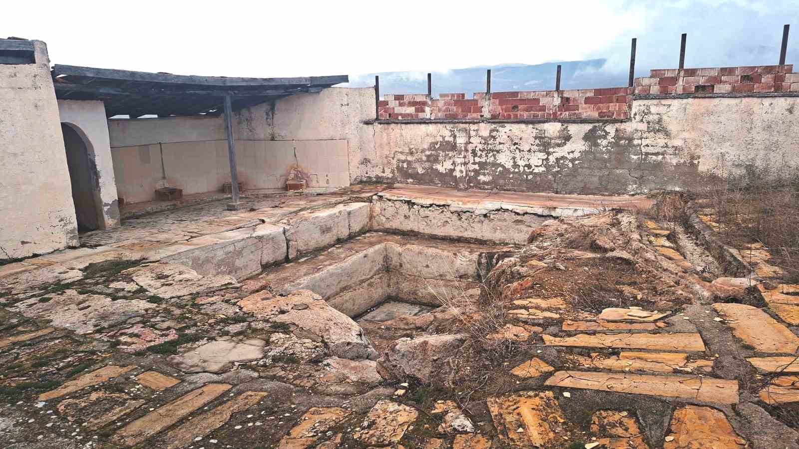 Hisarcık’taki tarihi Roma hamamı bakımsızlıktan yok oluyor
Hisarcık’taki tarihi Roma hamamı bakımsızlıktan yok oluyor