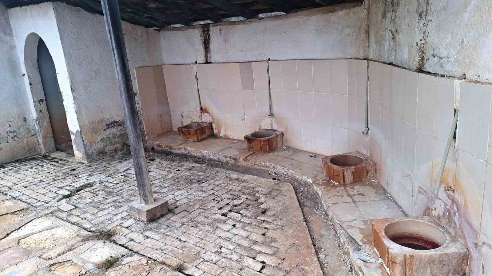 Hisarcık’taki tarihi Roma hamamı bakımsızlıktan yok oluyor
Hisarcık’taki tarihi Roma hamamı bakımsızlıktan yok oluyor