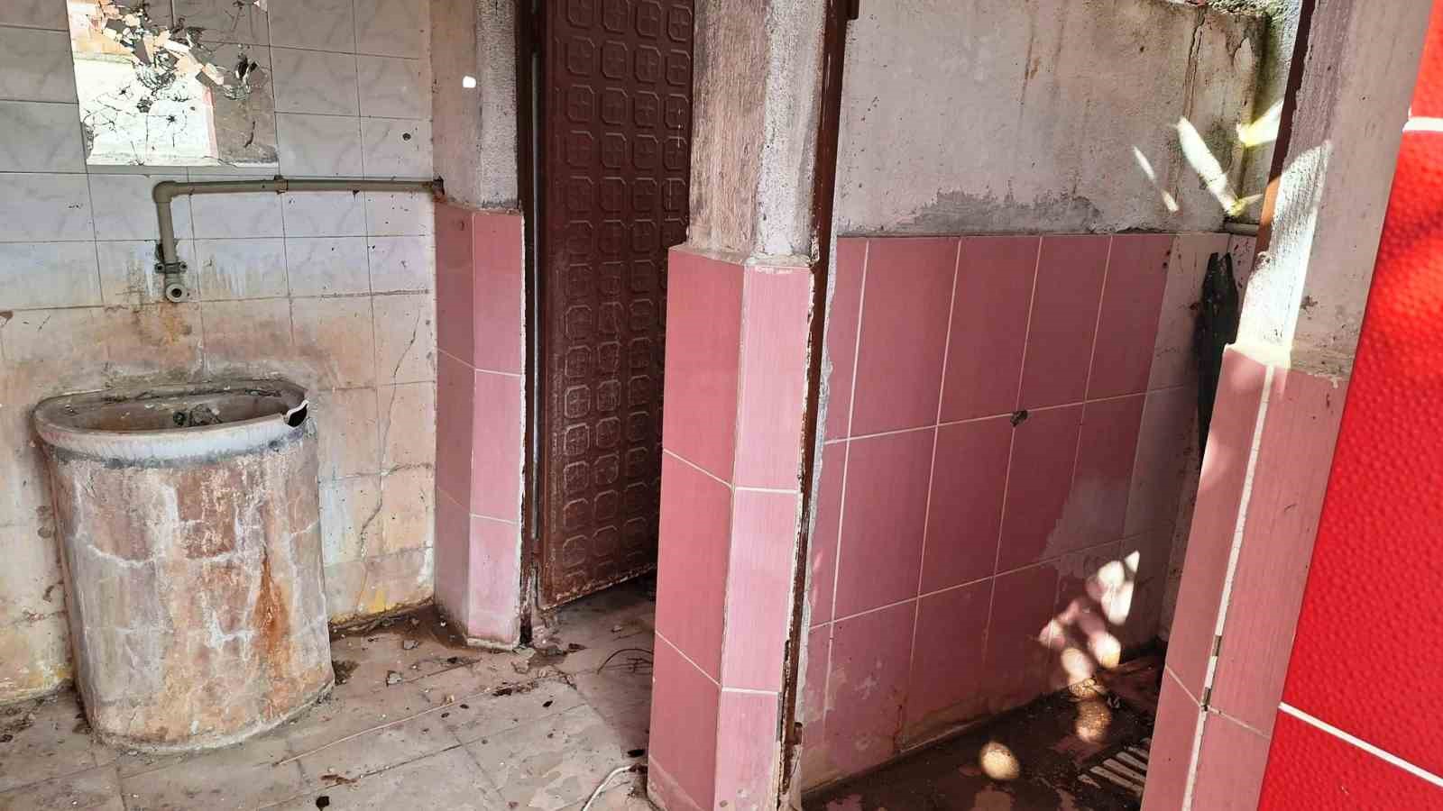 Hisarcık’taki tarihi Roma hamamı bakımsızlıktan yok oluyor
Hisarcık’taki tarihi Roma hamamı bakımsızlıktan yok oluyor