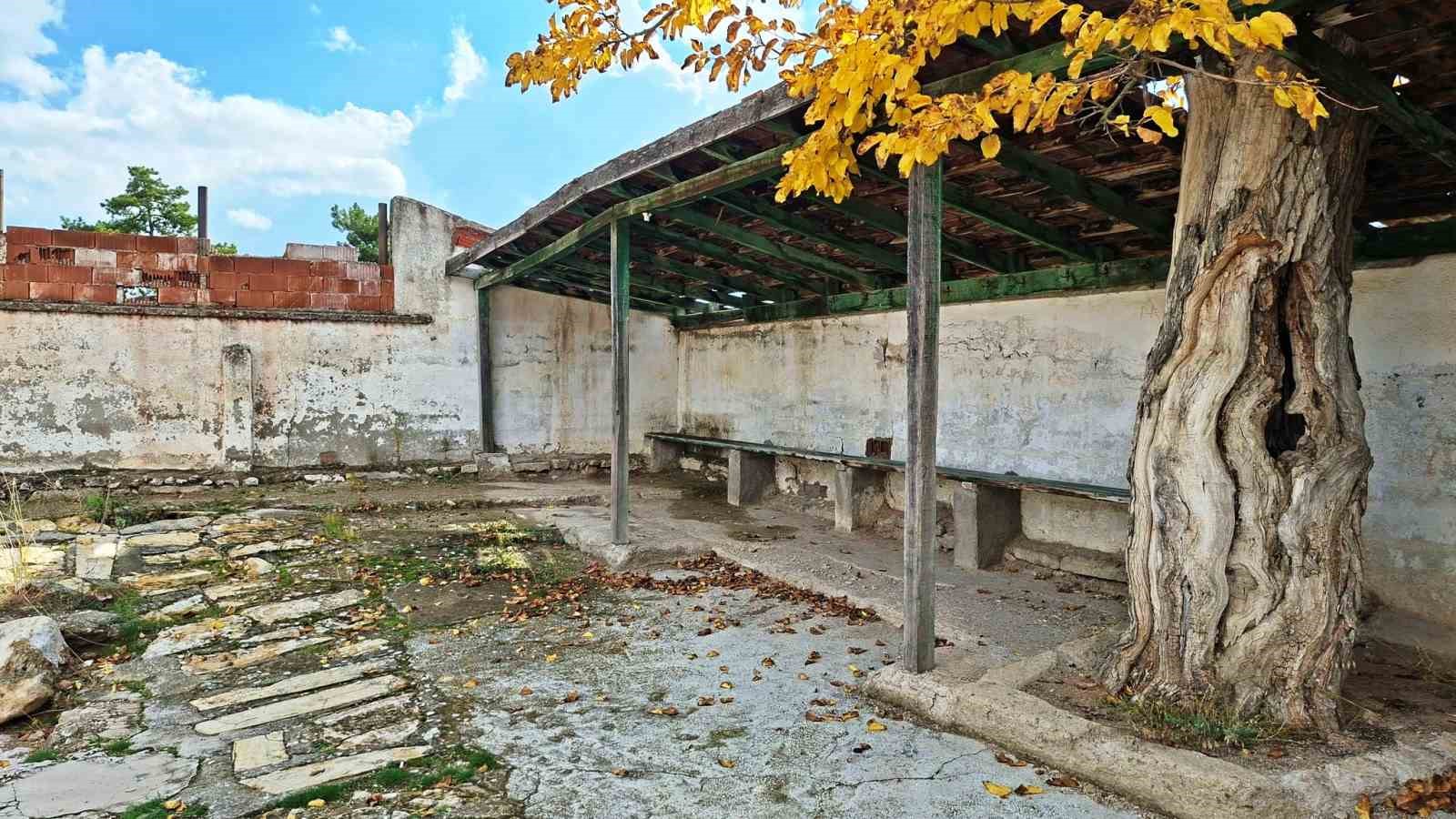 Hisarcık’taki tarihi Roma hamamı bakımsızlıktan yok oluyor
Hisarcık’taki tarihi Roma hamamı bakımsızlıktan yok oluyor