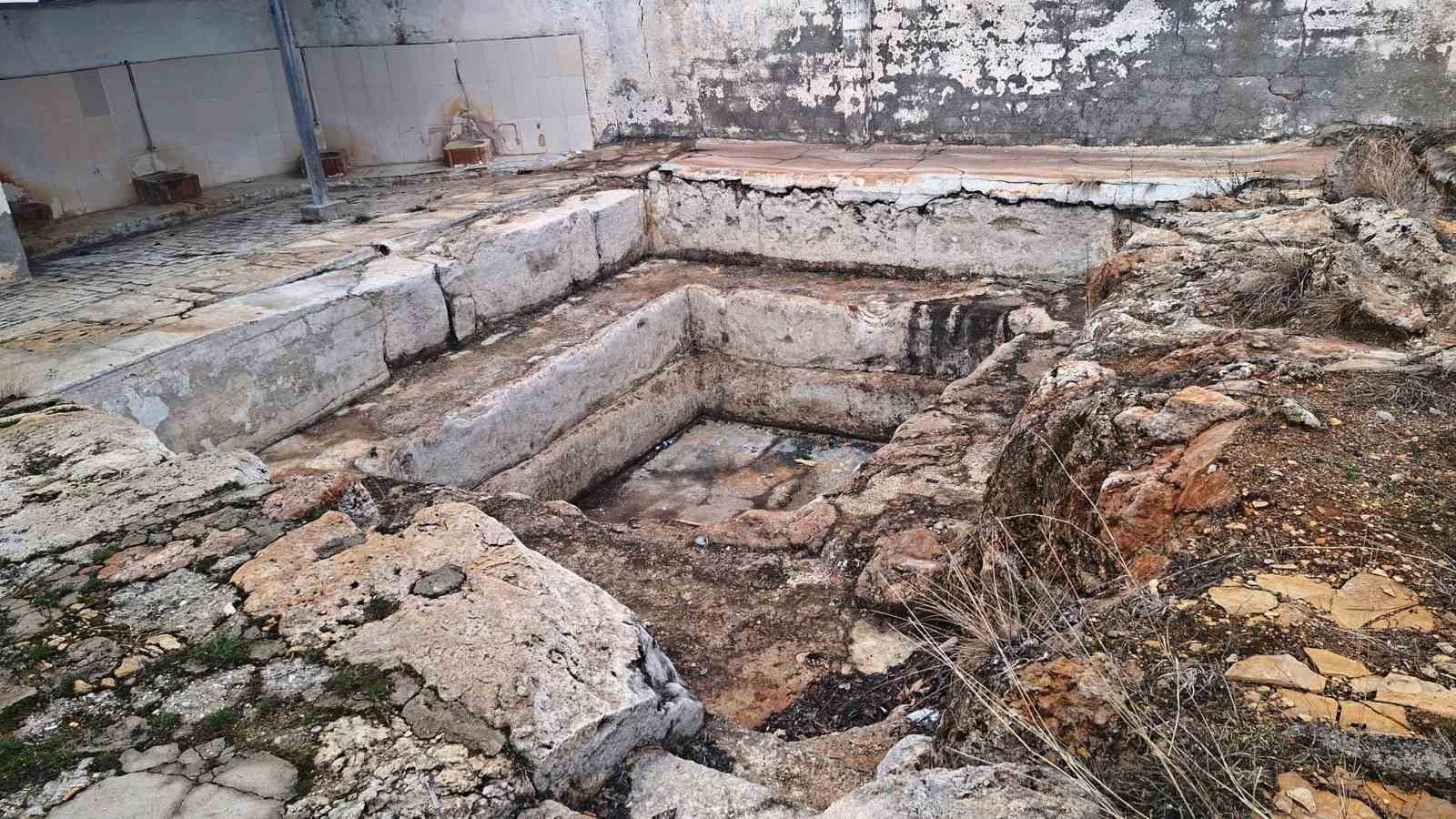 Hisarcık’taki tarihi Roma hamamı bakımsızlıktan yok oluyor
Hisarcık’taki tarihi Roma hamamı bakımsızlıktan yok oluyor